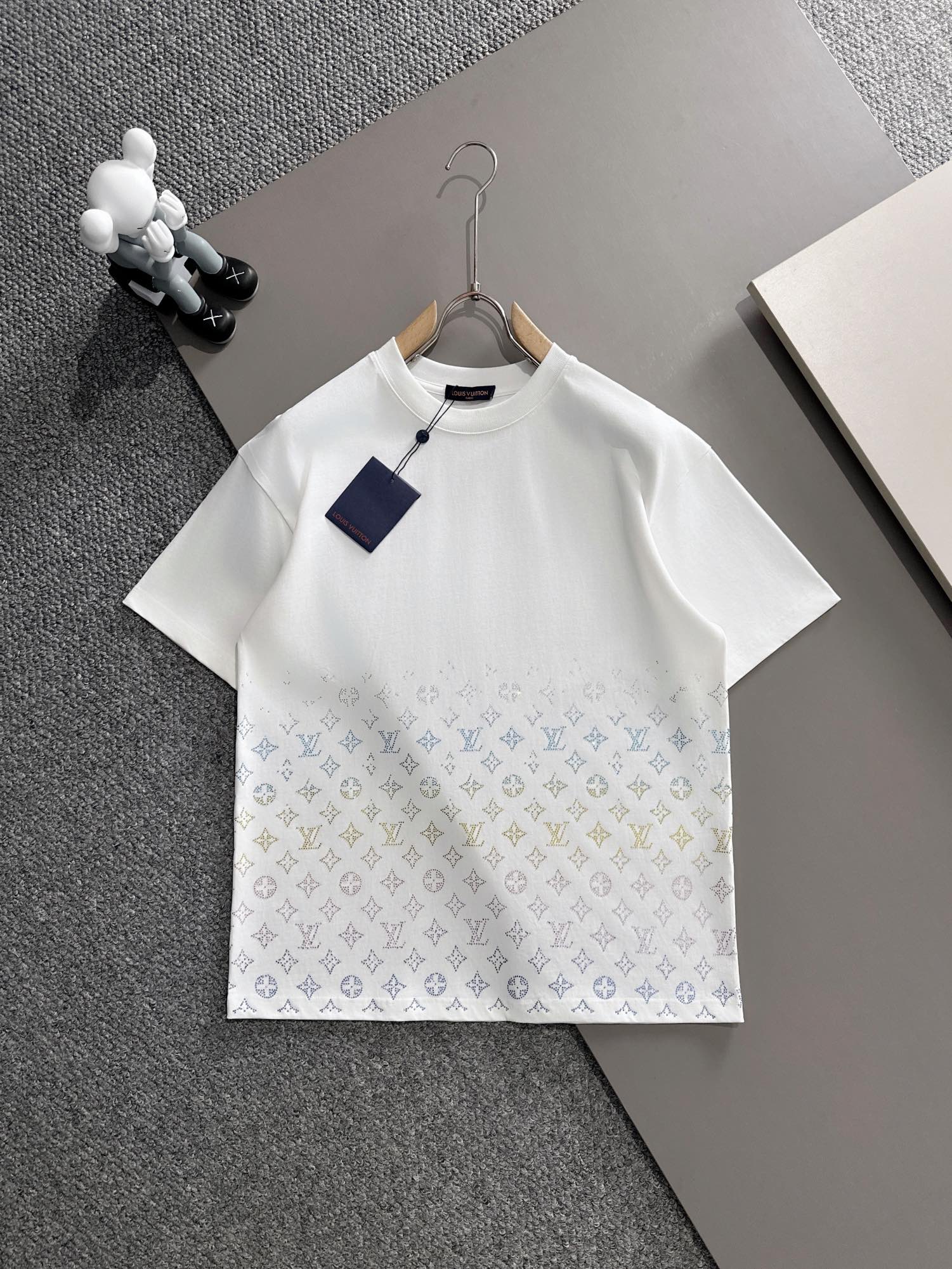 ルイ・ヴィトン 2025年春夏新作 ブラック/ホワイト 半袖 T138050