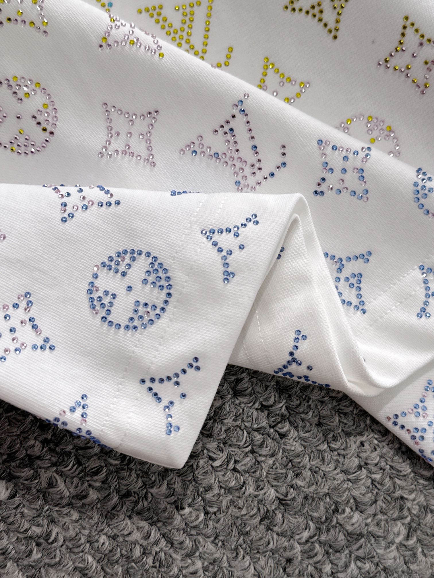 ルイ・ヴィトン 2025年春夏新作 ブラック/ホワイト 半袖 T138050