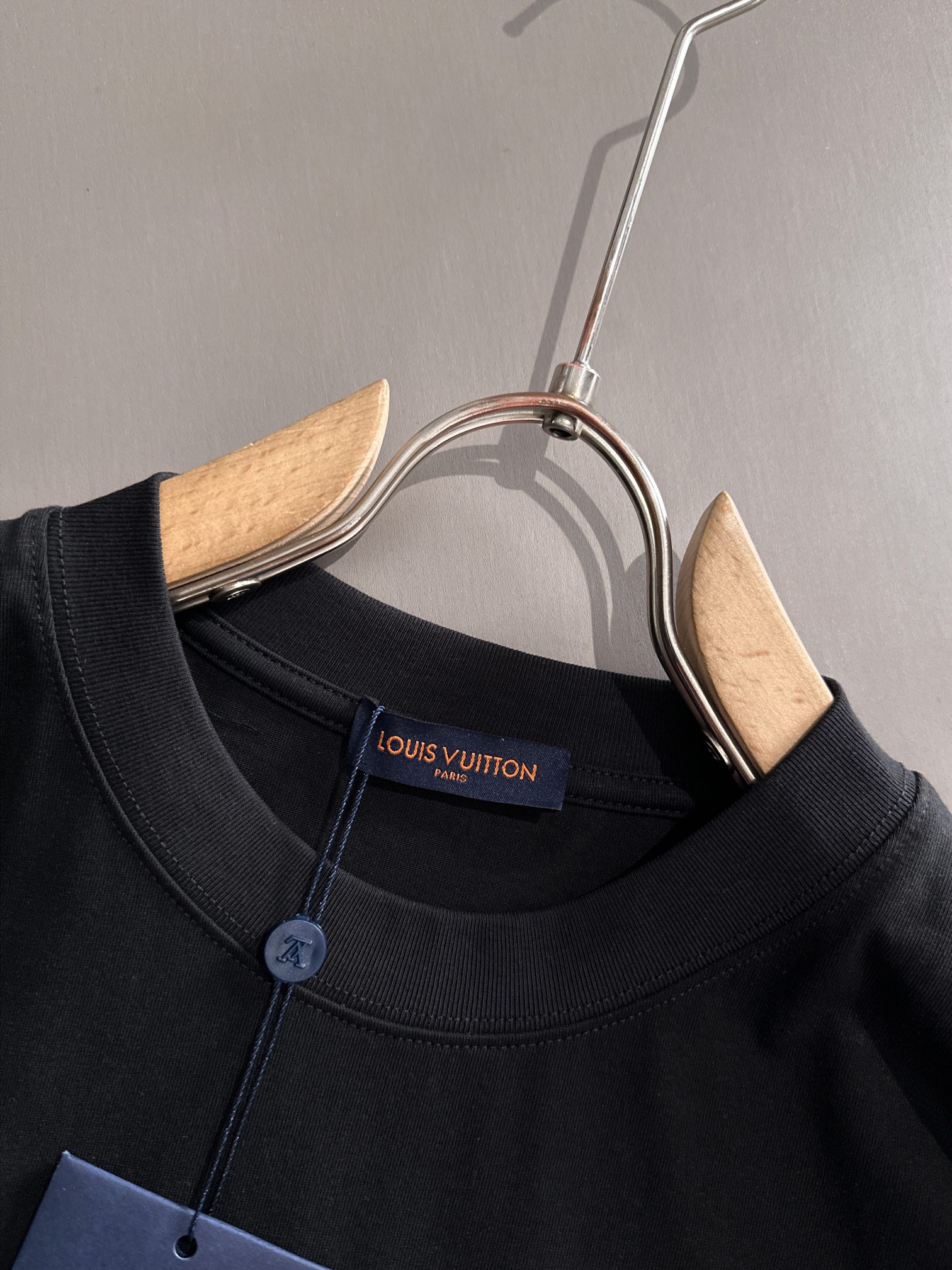 ルイ・ヴィトン 2025年春夏新作 ブラック/ホワイト 半袖 T138050