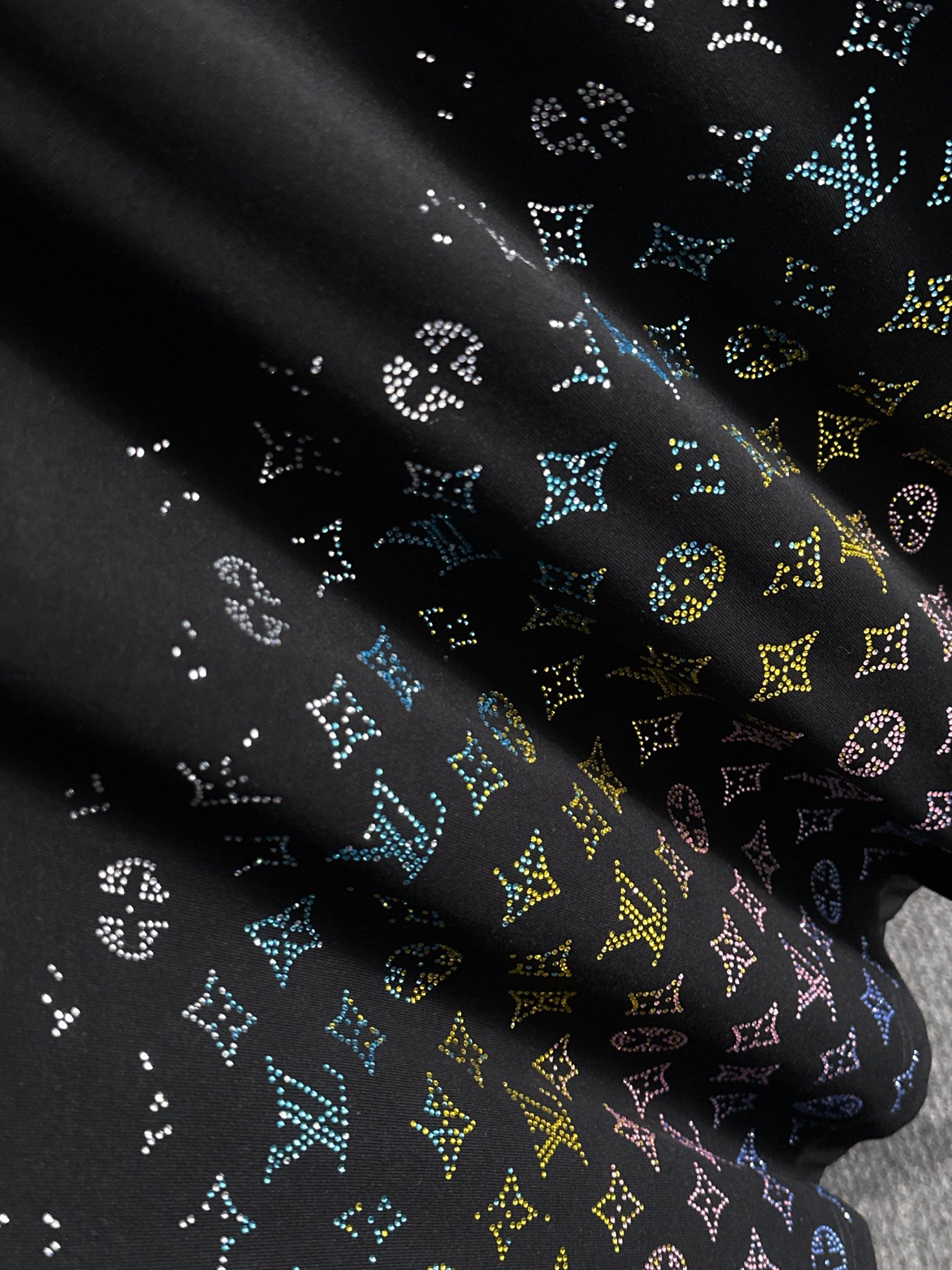 ルイ・ヴィトン 2025年春夏新作 ブラック/ホワイト 半袖 T138050