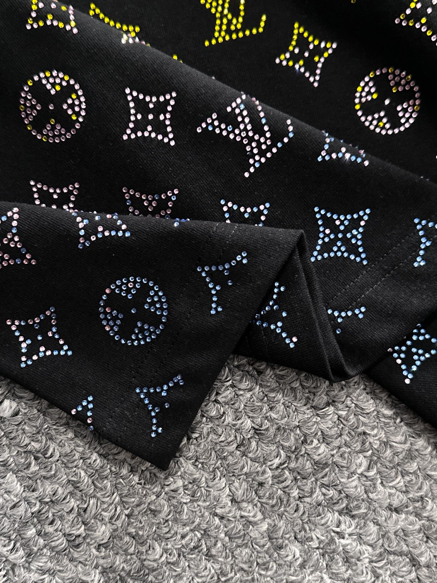 ルイ・ヴィトン 2025年春夏新作 ブラック/ホワイト 半袖 T138050