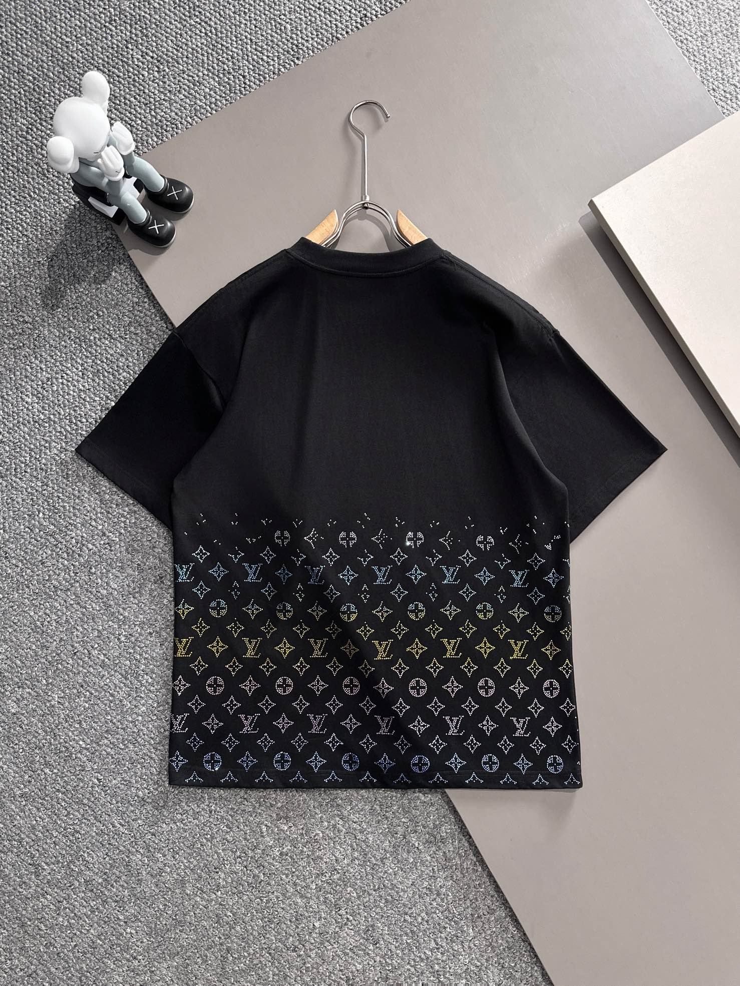 ルイ・ヴィトン 2025年春夏新作 ブラック/ホワイト 半袖 T138050