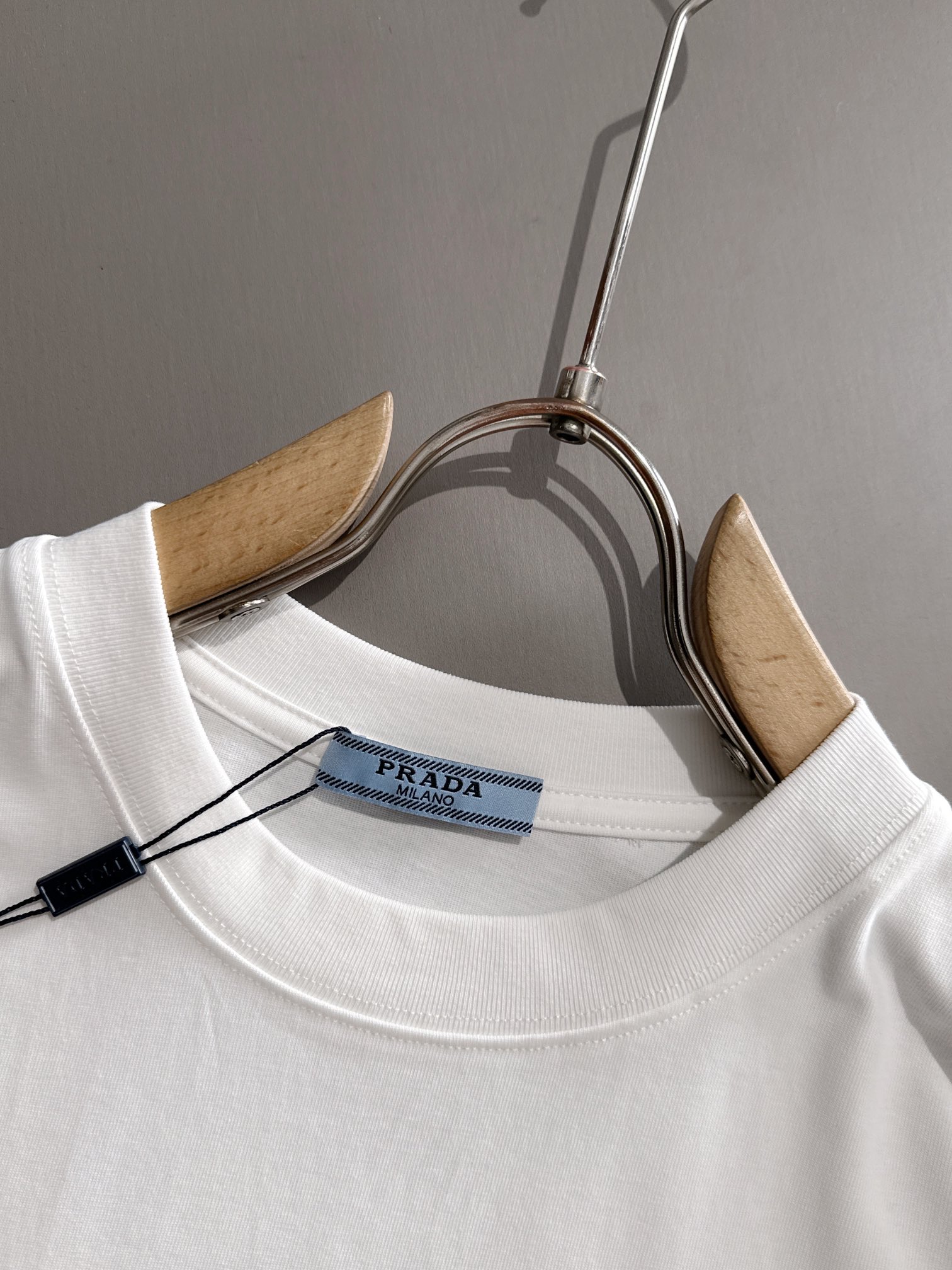 【プラダ】2025年春夏新作 ブラック/ホワイト 半袖 T138048