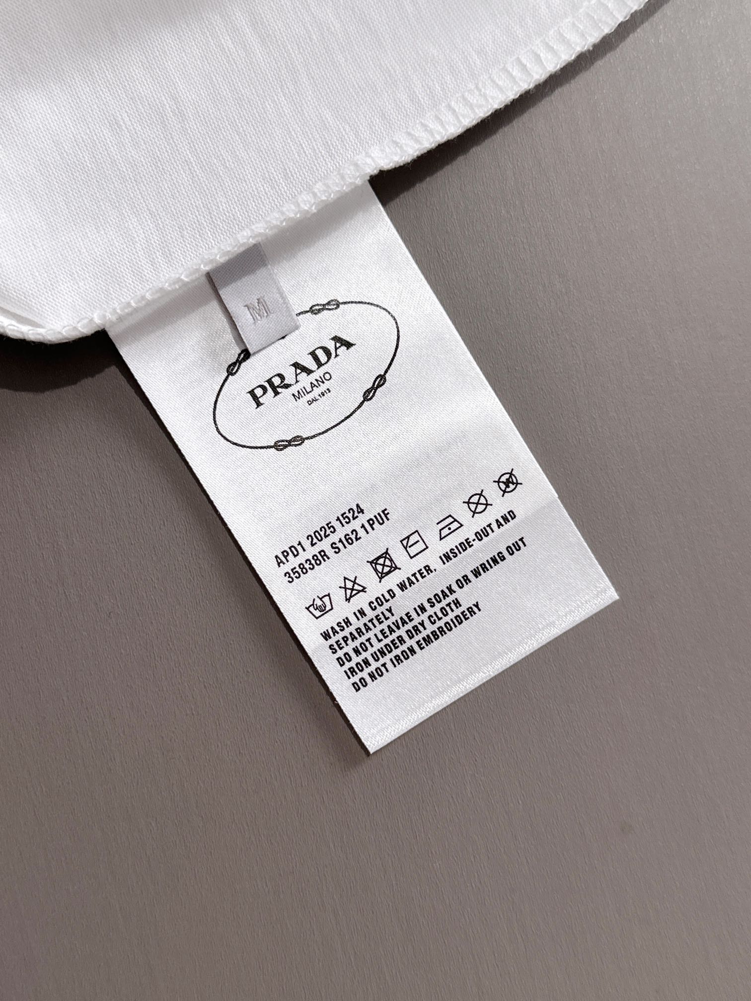 【プラダ】2025年春夏新作 ブラック/ホワイト 半袖 T138048