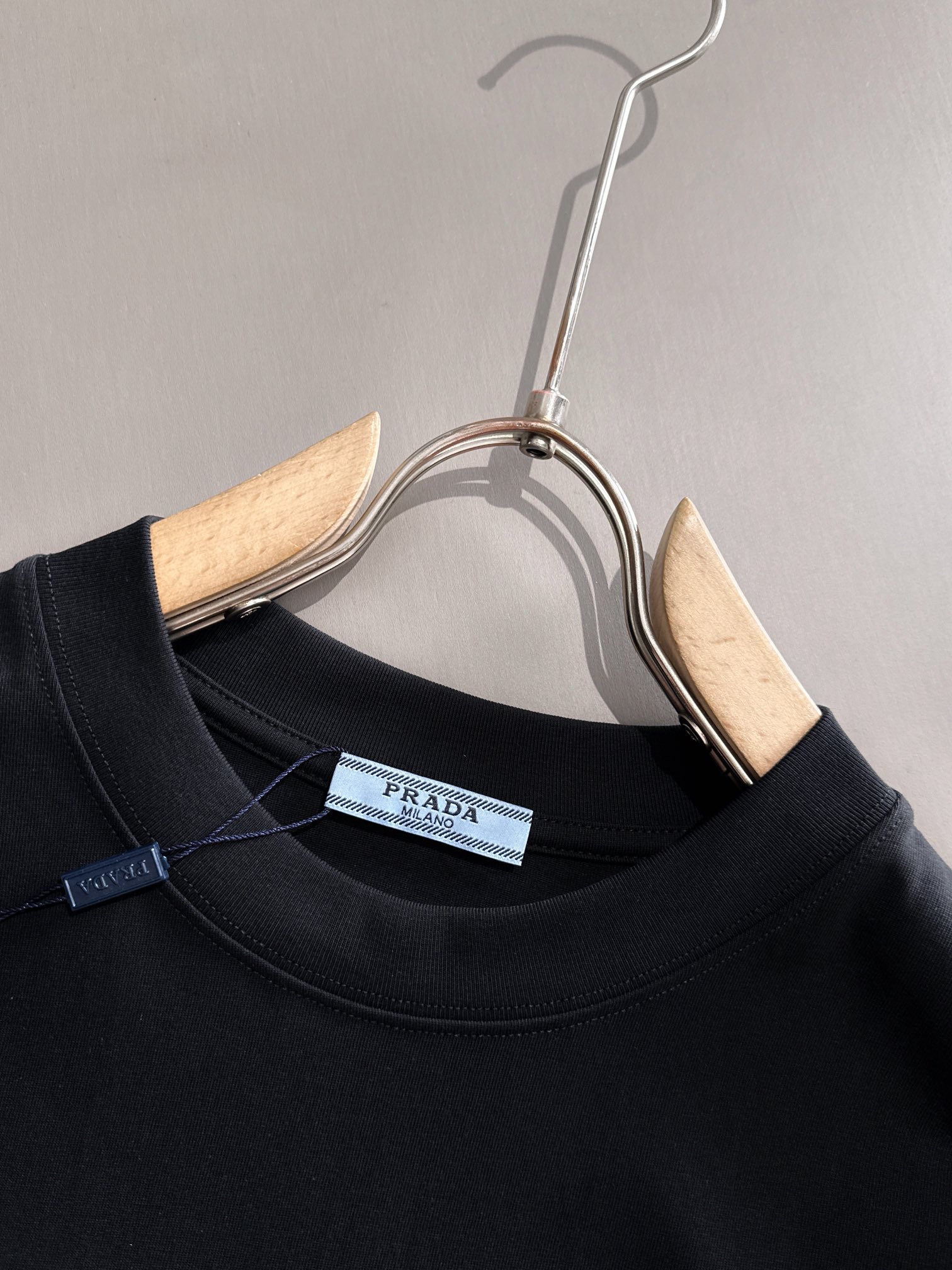 【プラダ】2025年春夏新作 ブラック/ホワイト 半袖 T138048