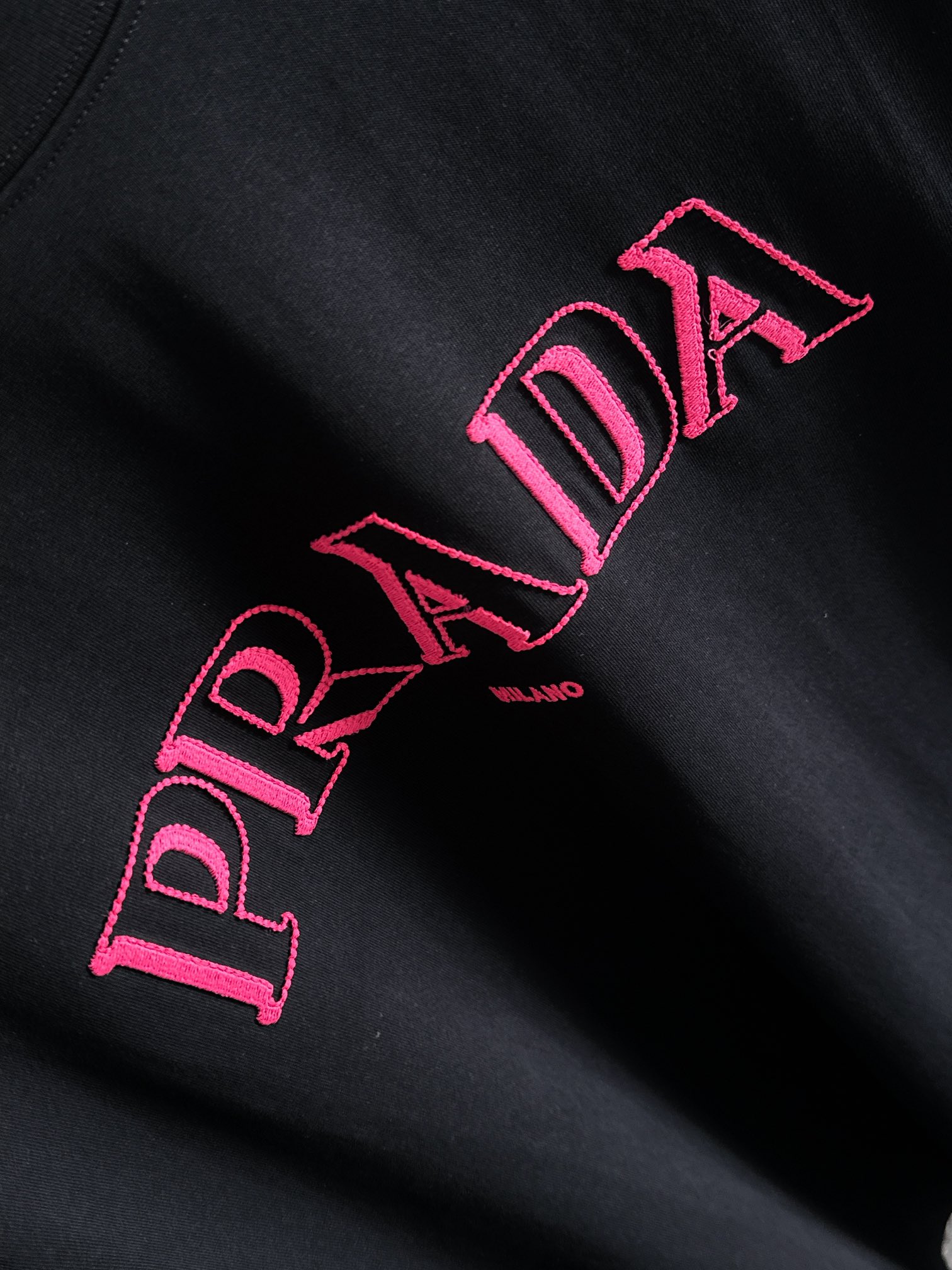 【プラダ】2025年春夏新作 ブラック/ホワイト 半袖 T138048