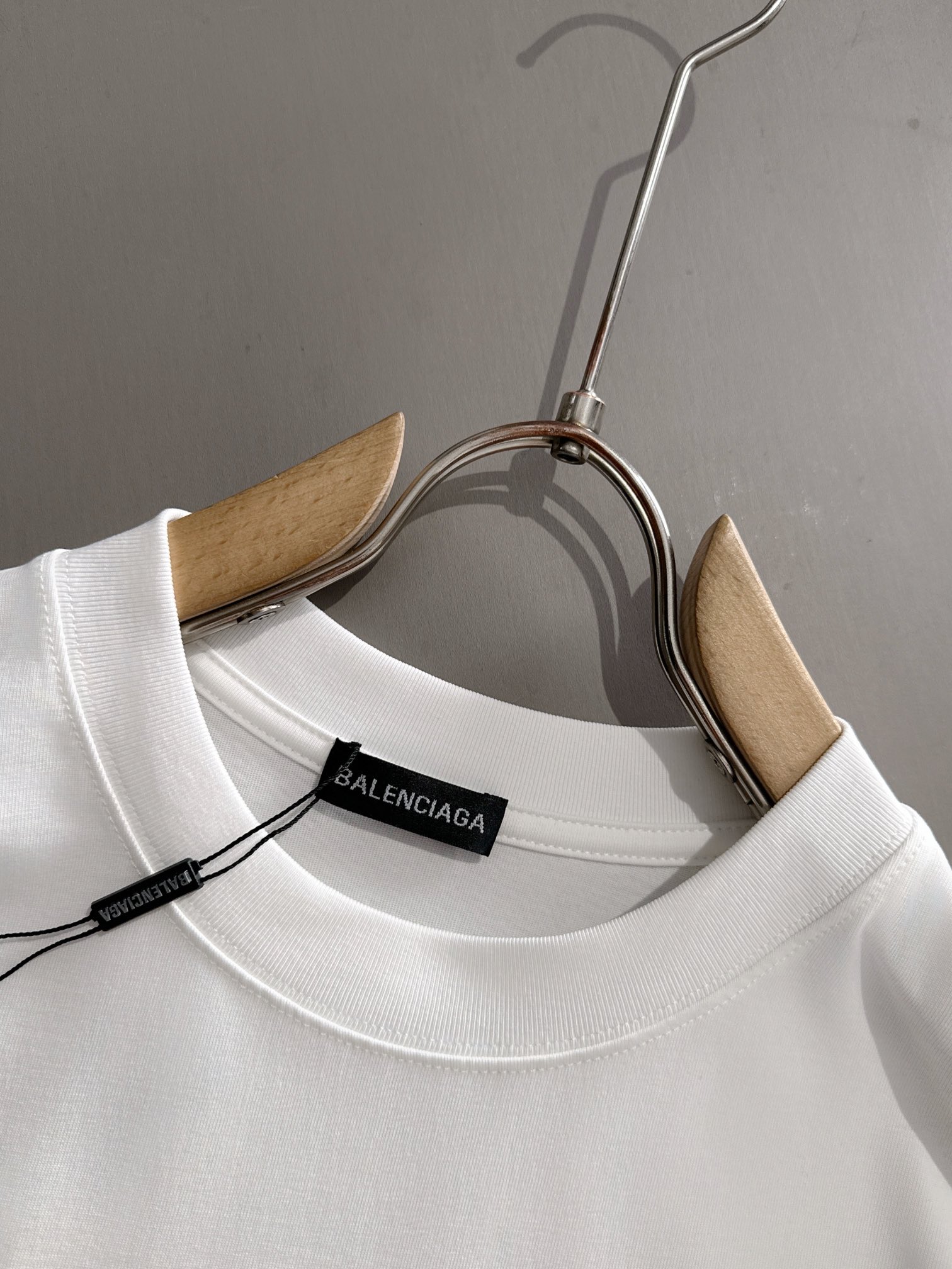 バレンシアガ 2025年春夏コレクション 新作 ブラック/ホワイト 半袖 T138041