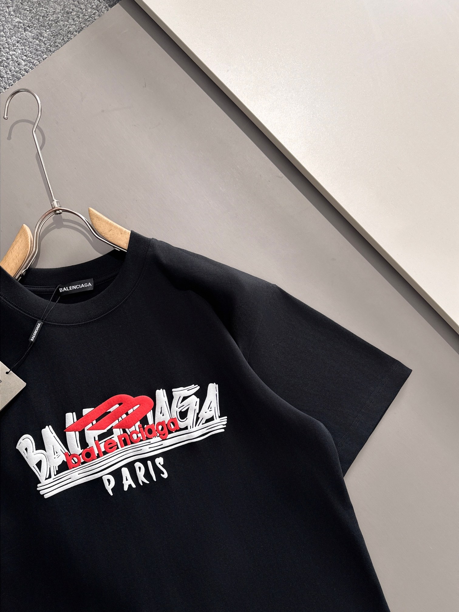 バレンシアガ 2025年春夏コレクション 新作 ブラック/ホワイト 半袖 T138041