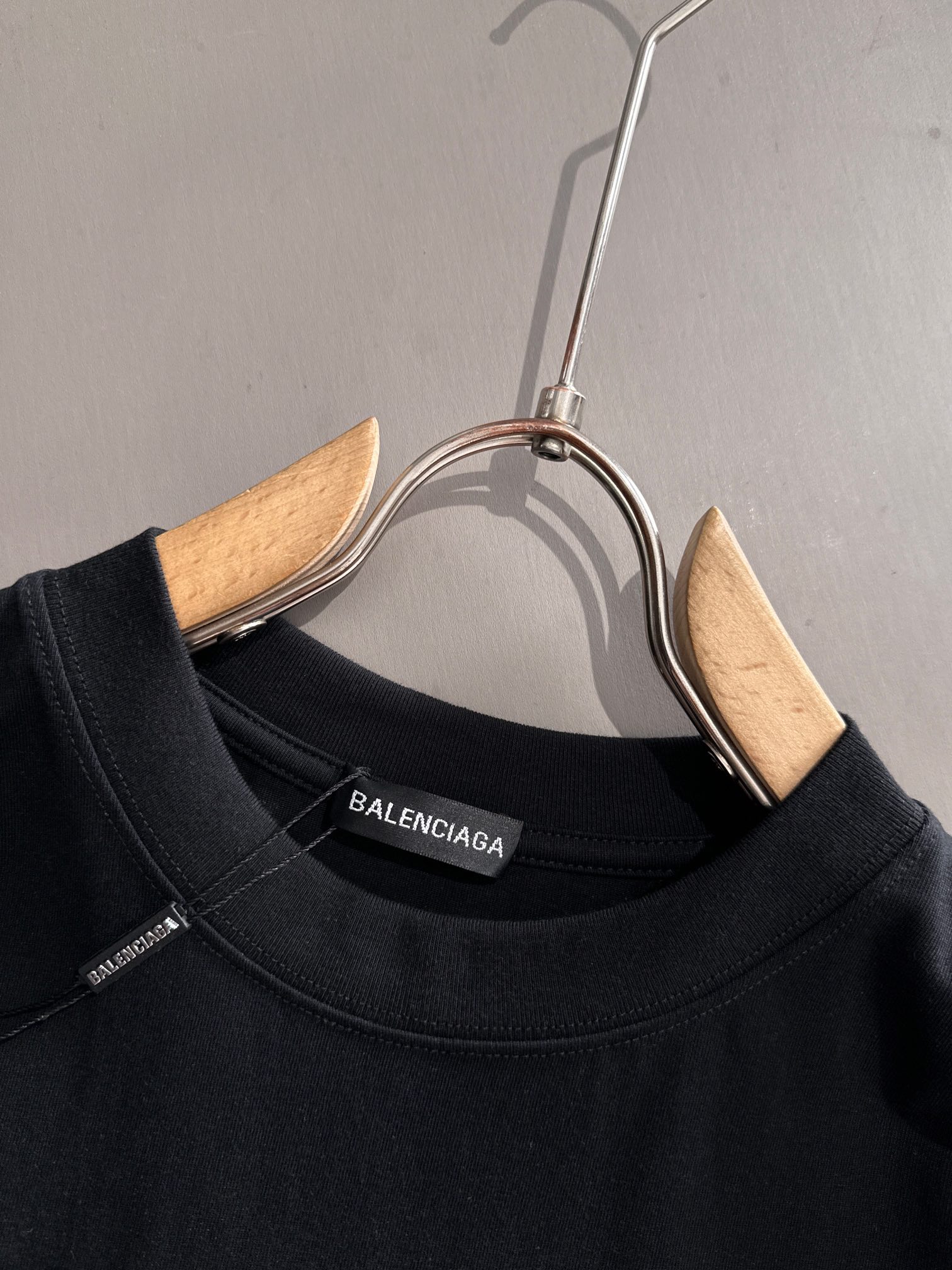 バレンシアガ 2025年春夏コレクション 新作 ブラック/ホワイト 半袖 T138041