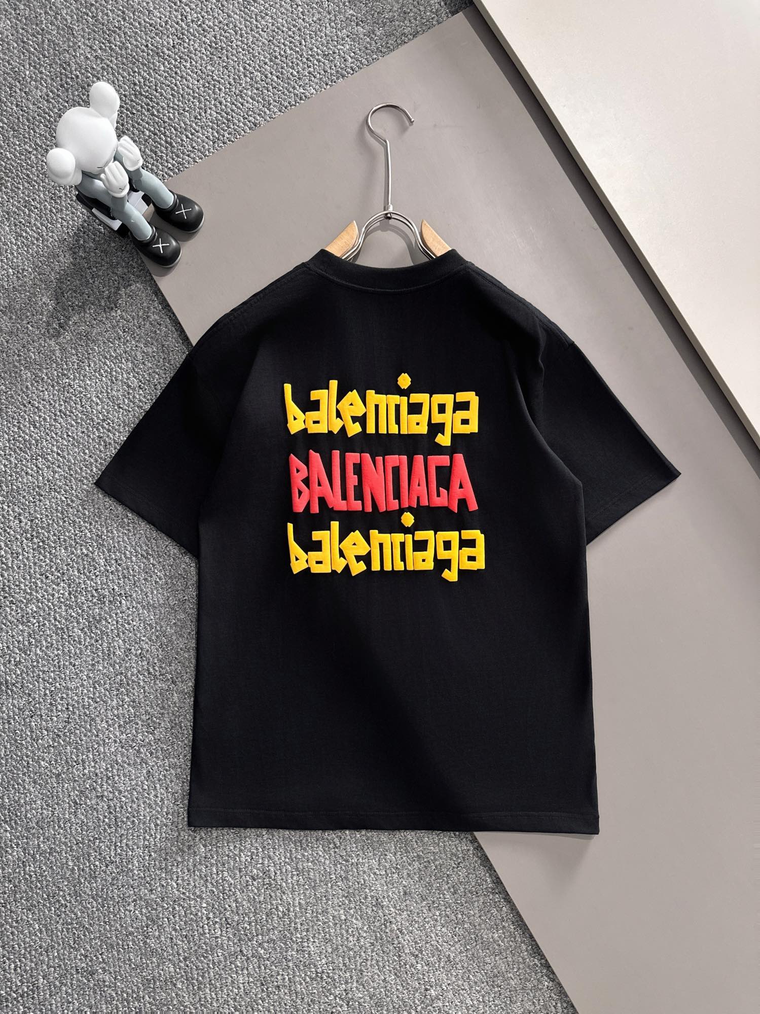 バレンシアガ 2025年春夏コレクション 新作 ブラック/ホワイト 半袖 T138041