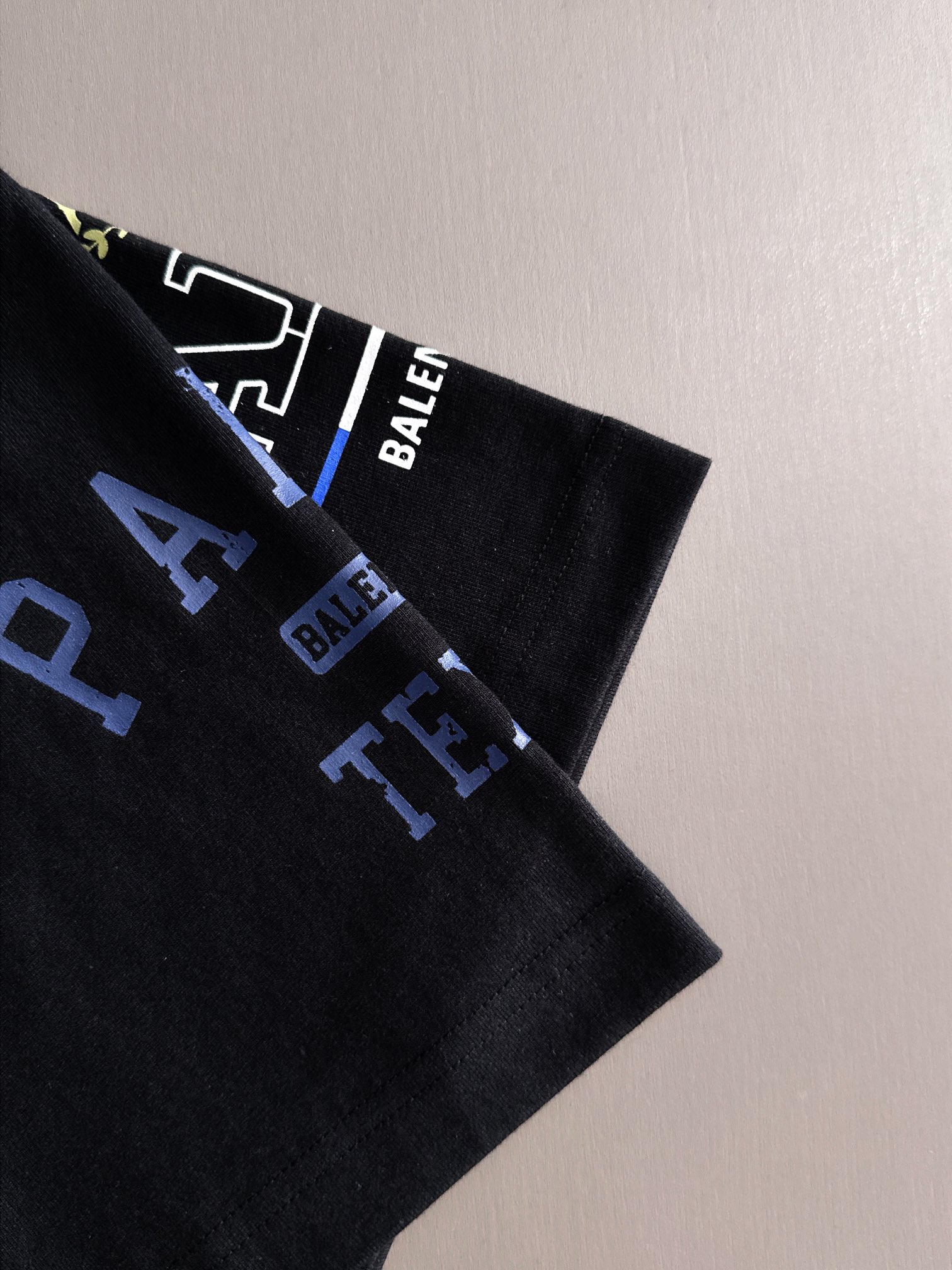 バレンシアガ 2025年春夏コレクション ブラック/ホワイト 半袖 T138039