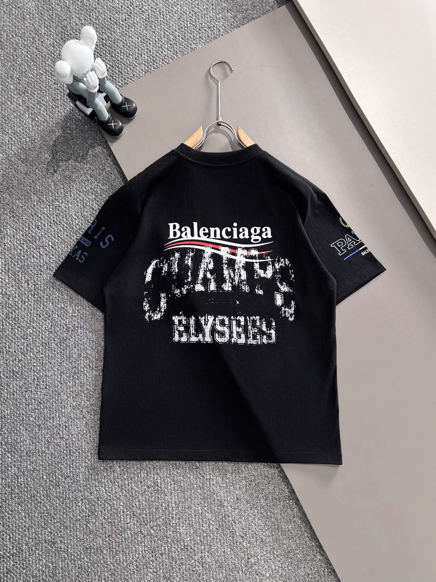 バレンシアガ 2025年春夏コレクション ブラック/ホワイト 半袖 T138039