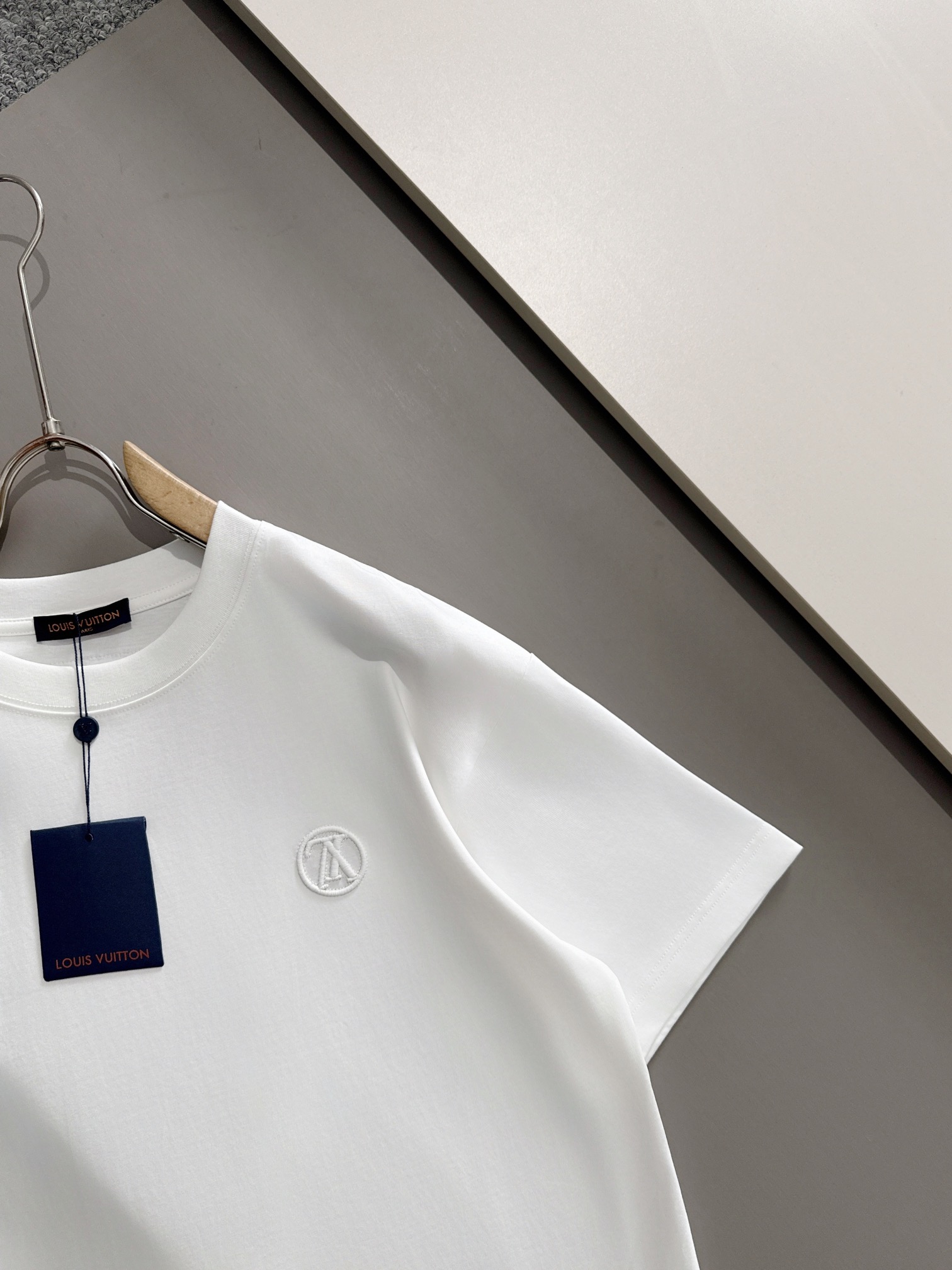 ルイ・ヴィトン 2025年春夏新作 ブラック/ホワイト 半袖Tシャツ T138035