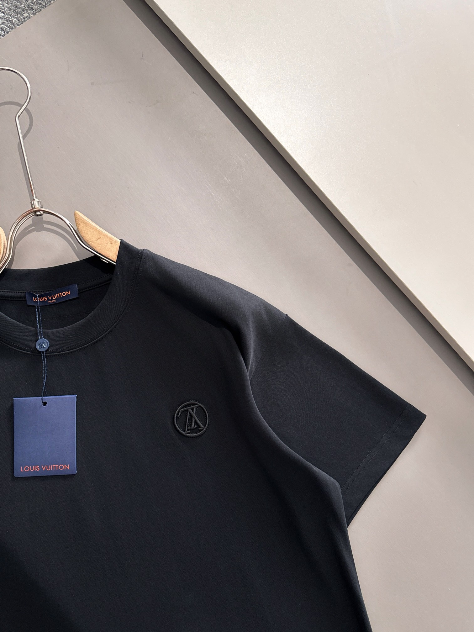 ルイ・ヴィトン 2025年春夏新作 ブラック/ホワイト 半袖Tシャツ T138035