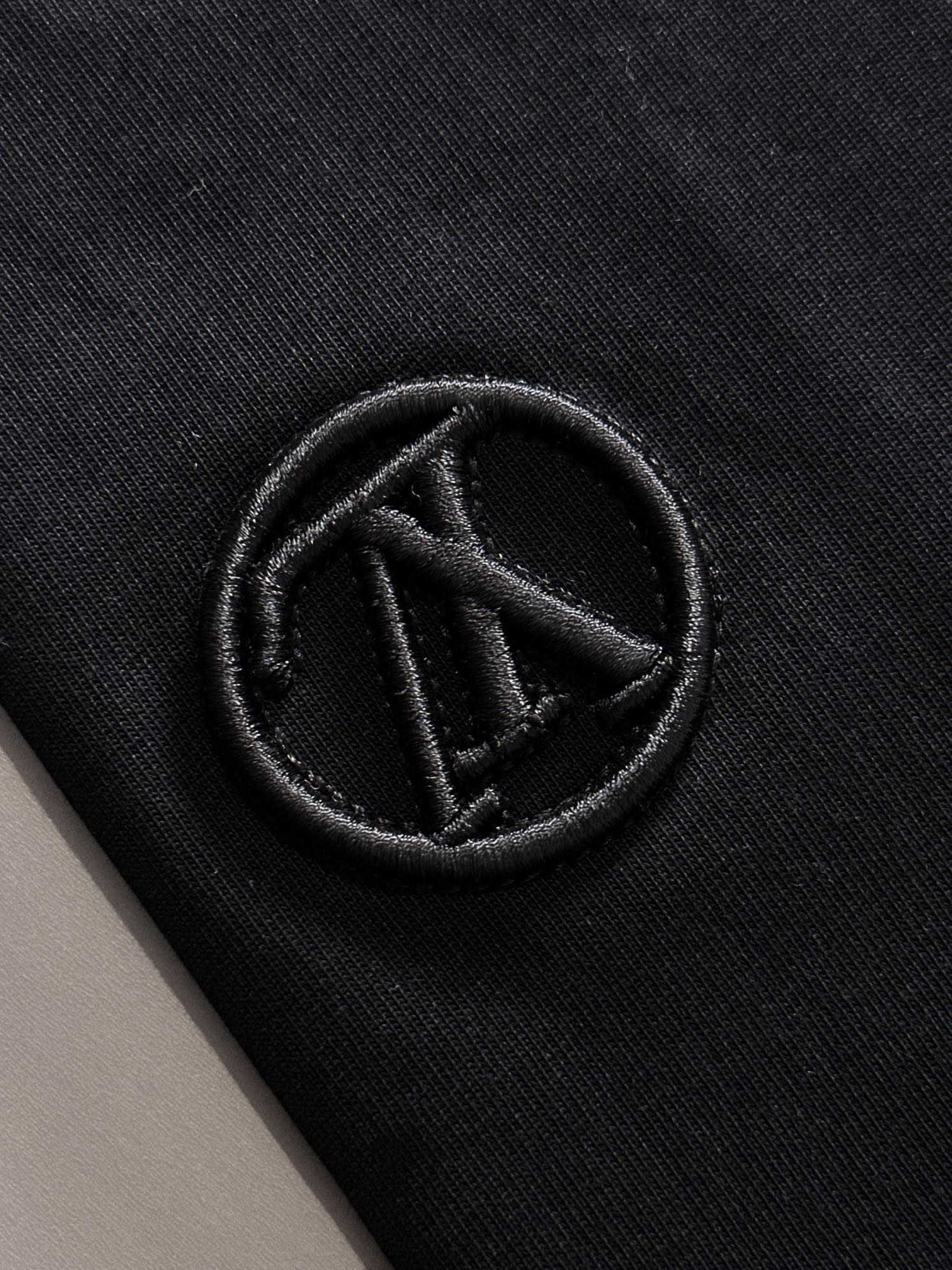 ルイ・ヴィトン 2025年春夏新作 ブラック/ホワイト 半袖Tシャツ T138035