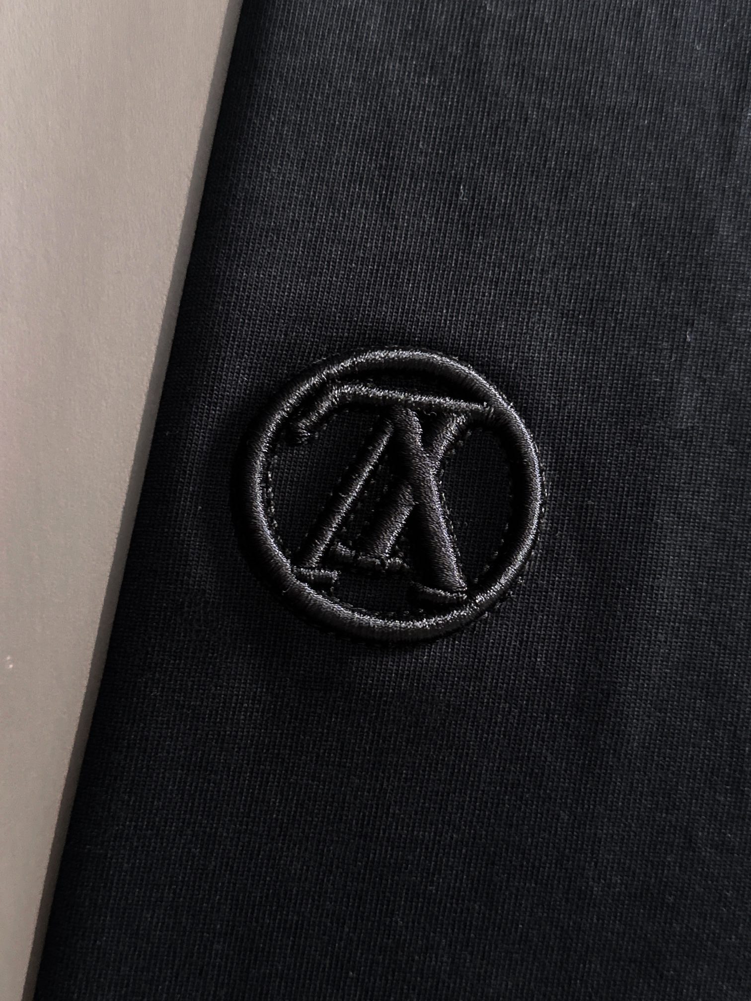 ルイ・ヴィトン 2025年春夏新作 ブラック/ホワイト 半袖Tシャツ T138035