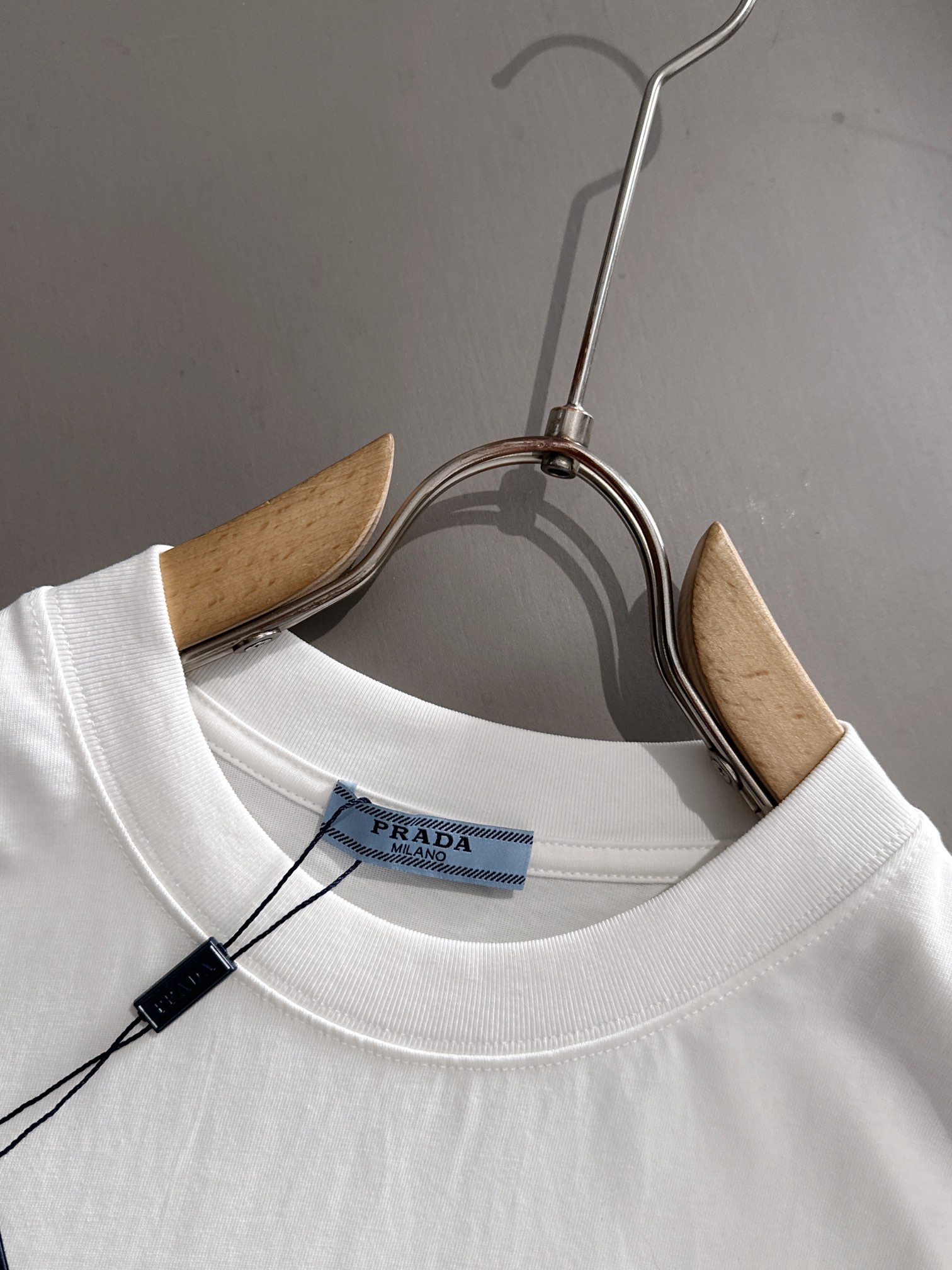 プラダ 2025年春夏新作 ブラック/ホワイト 半袖 T138030