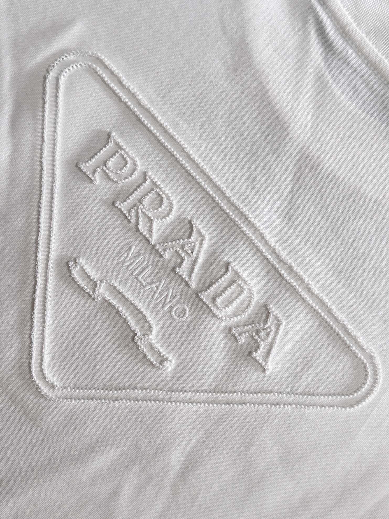 プラダ 2025年春夏新作 ブラック/ホワイト 半袖 T138030