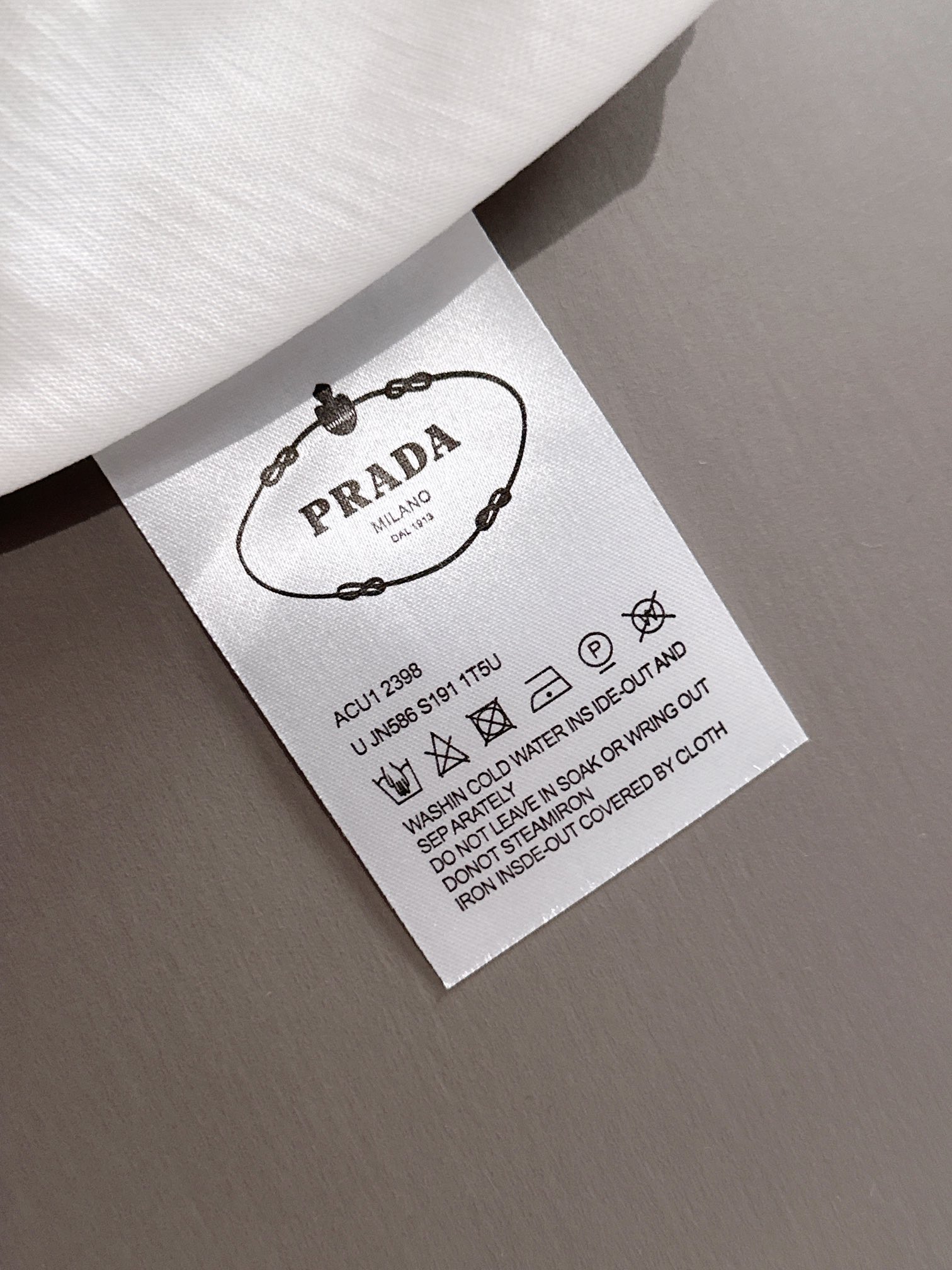 プラダ 2025年春夏新作 ブラック/ホワイト 半袖 T138030