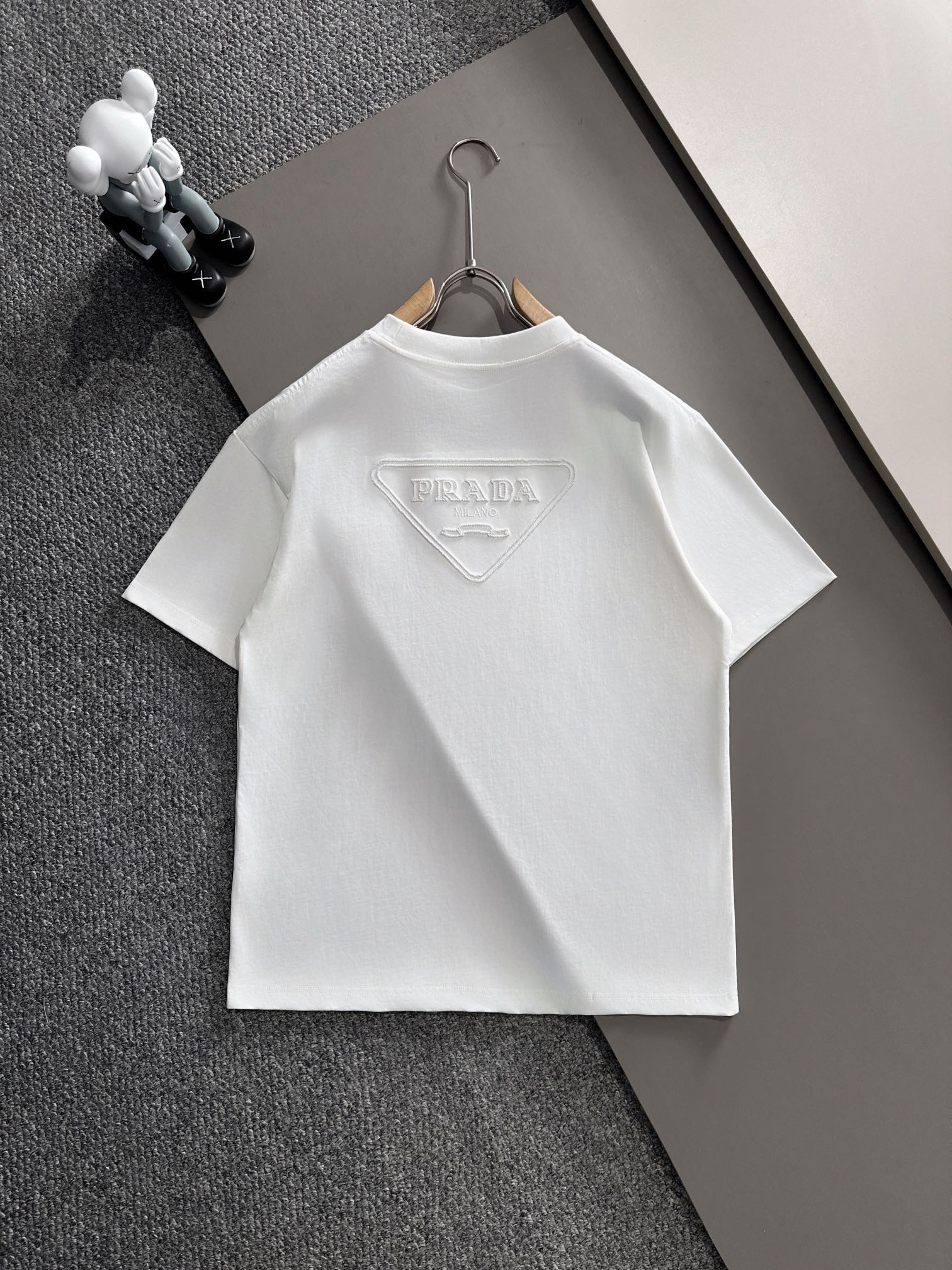 プラダ 2025年春夏新作 ブラック/ホワイト 半袖 T138030