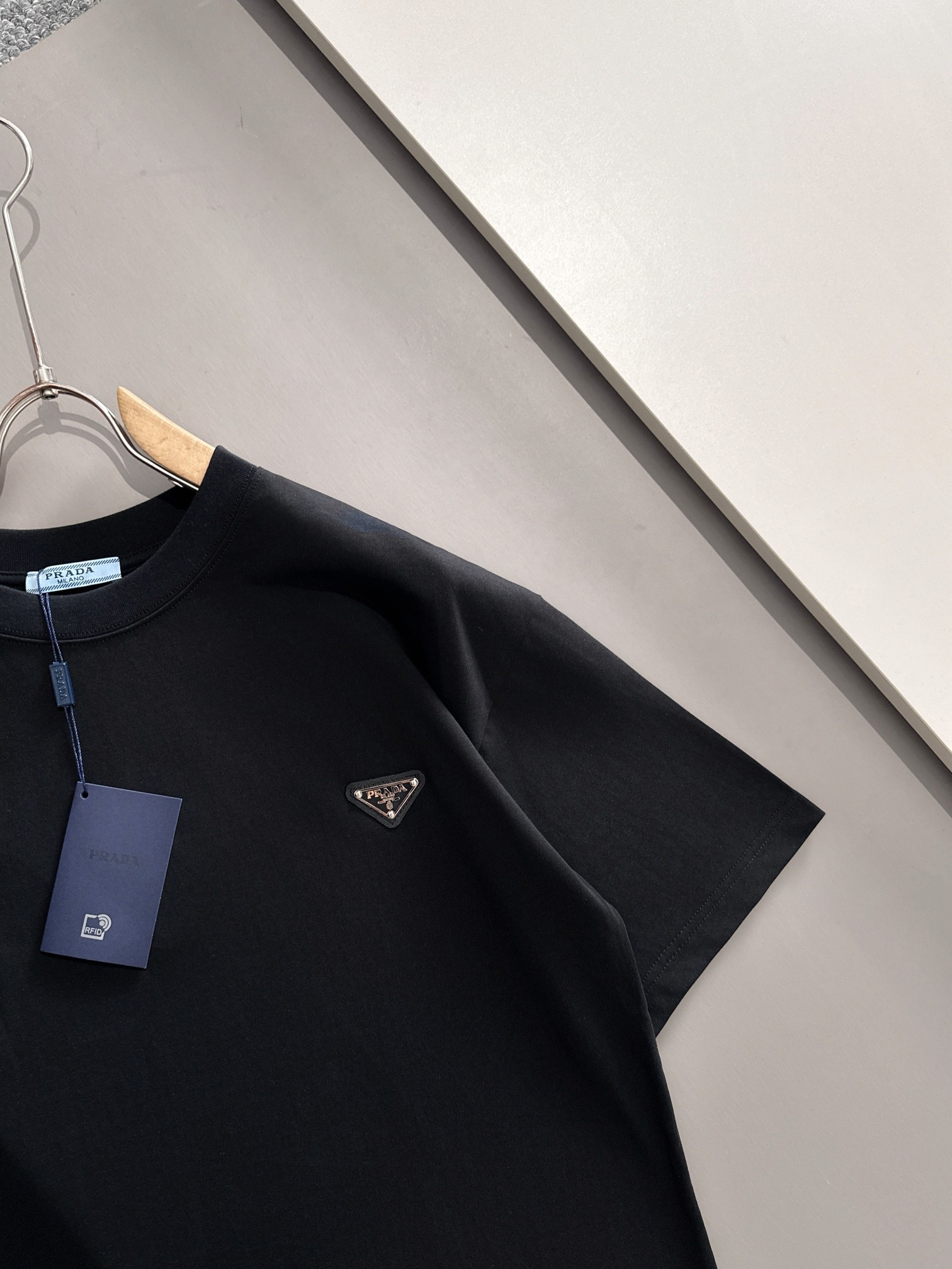 プラダ 2025年春夏新作 ブラック/ホワイト 半袖 T138030