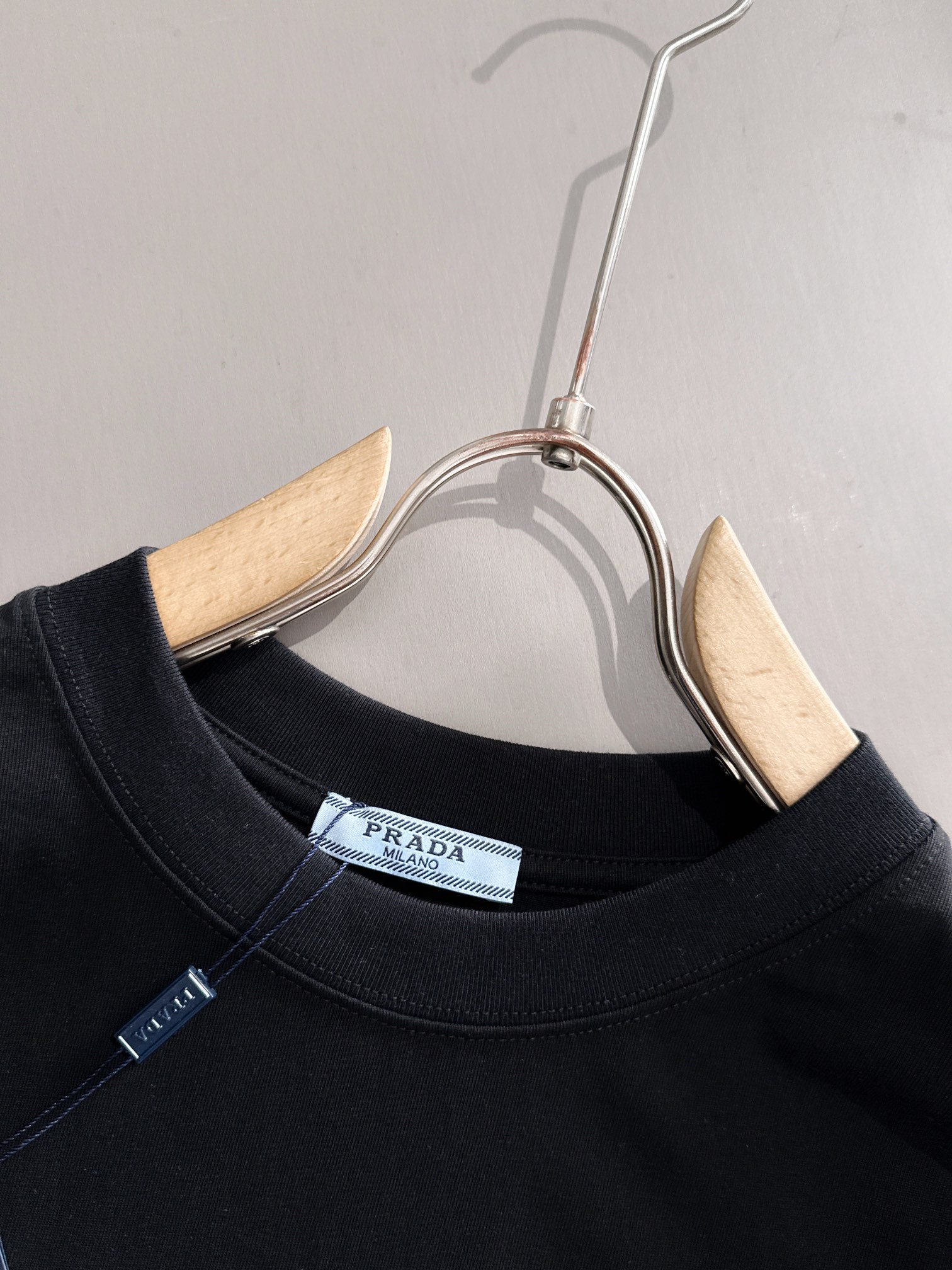 プラダ 2025年春夏新作 ブラック/ホワイト 半袖 T138030