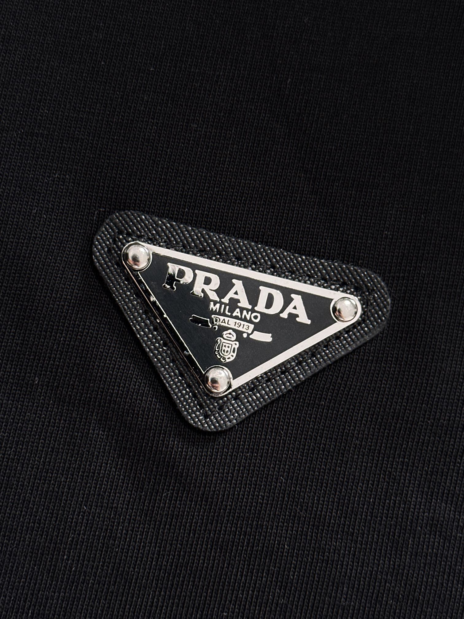 プラダ 2025年春夏新作 ブラック/ホワイト 半袖 T138030