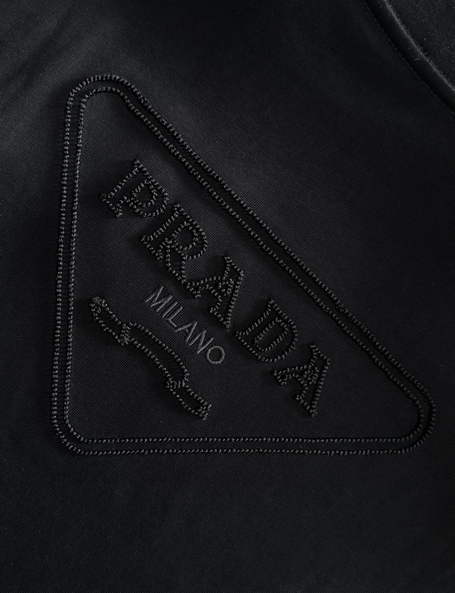 プラダ 2025年春夏新作 ブラック/ホワイト 半袖 T138030