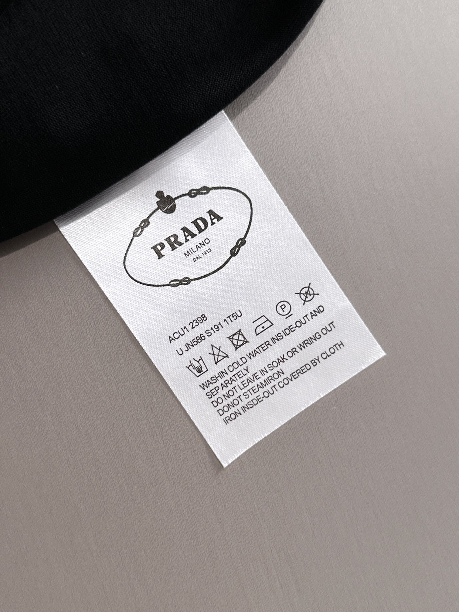 プラダ 2025年春夏新作 ブラック/ホワイト 半袖 T138030