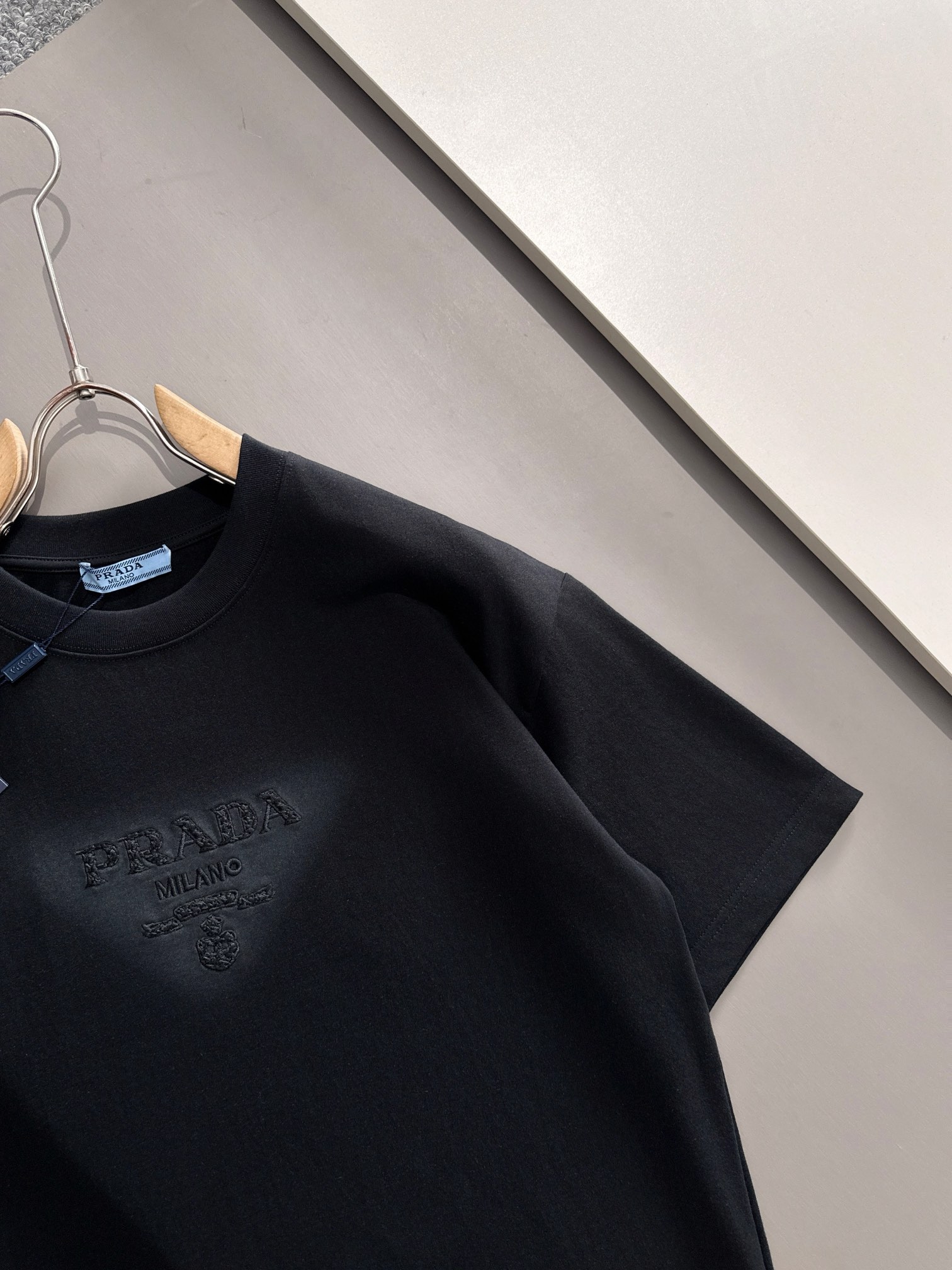 プラダ 2025年春夏新作 ブラック/ホワイト 半袖 T138028