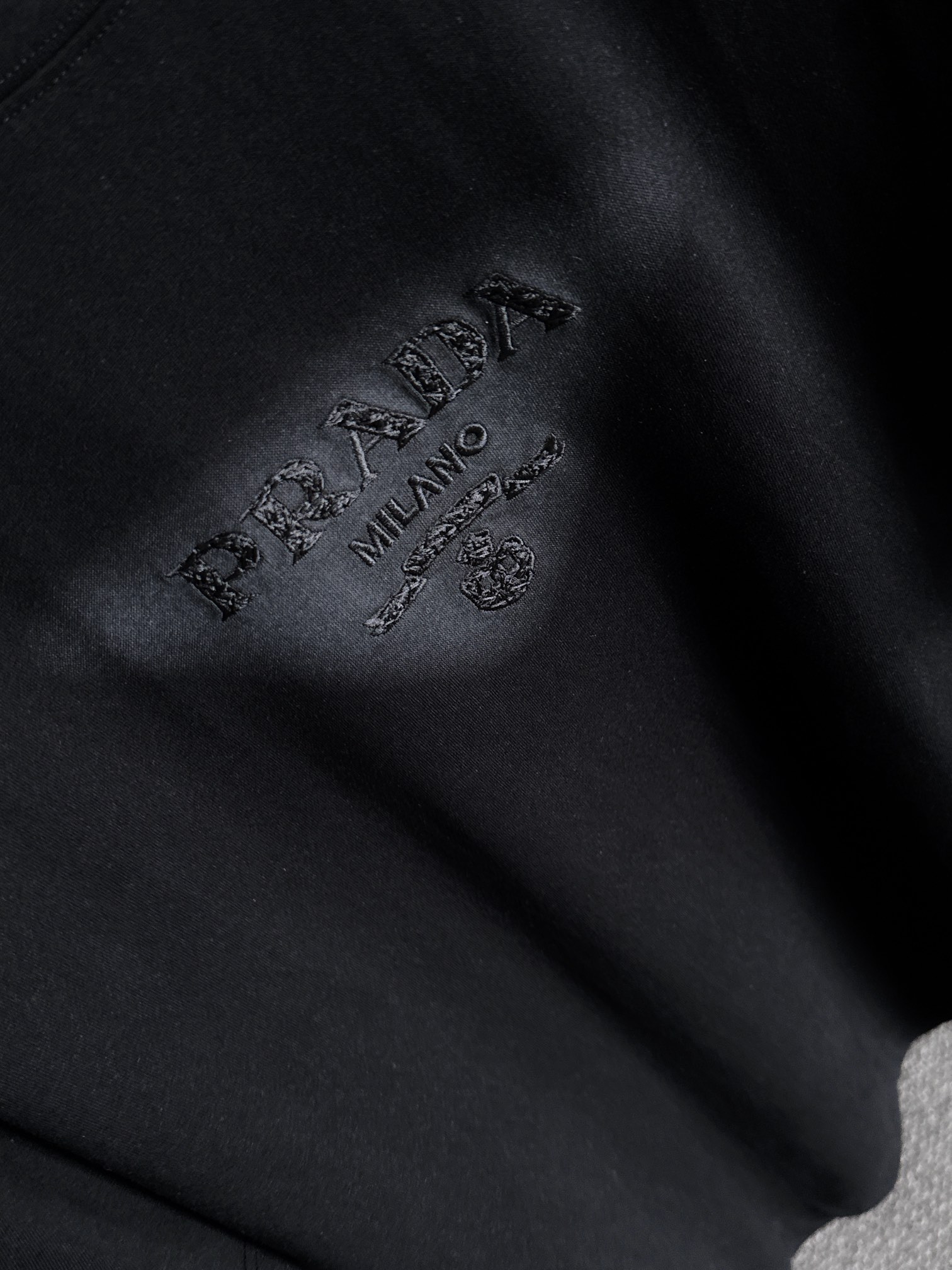 プラダ 2025年春夏新作 ブラック/ホワイト 半袖 T138028