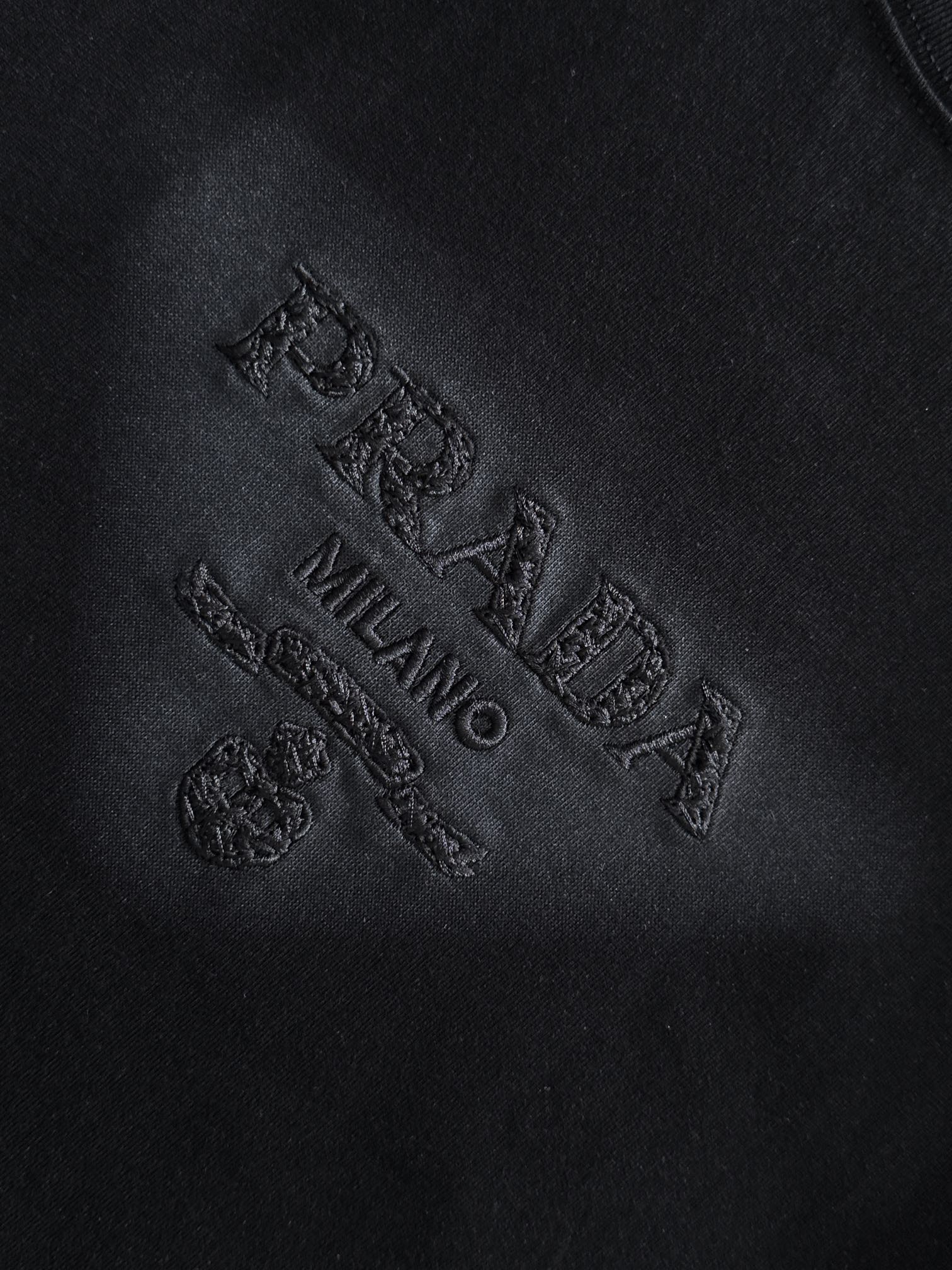 プラダ 2025年春夏新作 ブラック/ホワイト 半袖 T138028