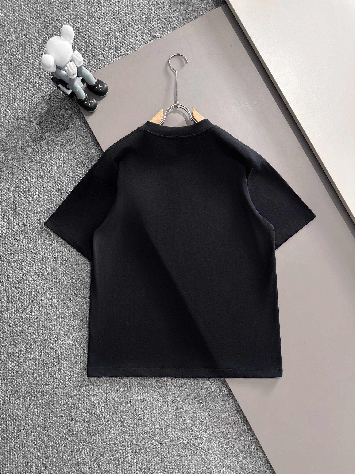 プラダ 2025年春夏新作 ブラック/ホワイト 半袖 T138028