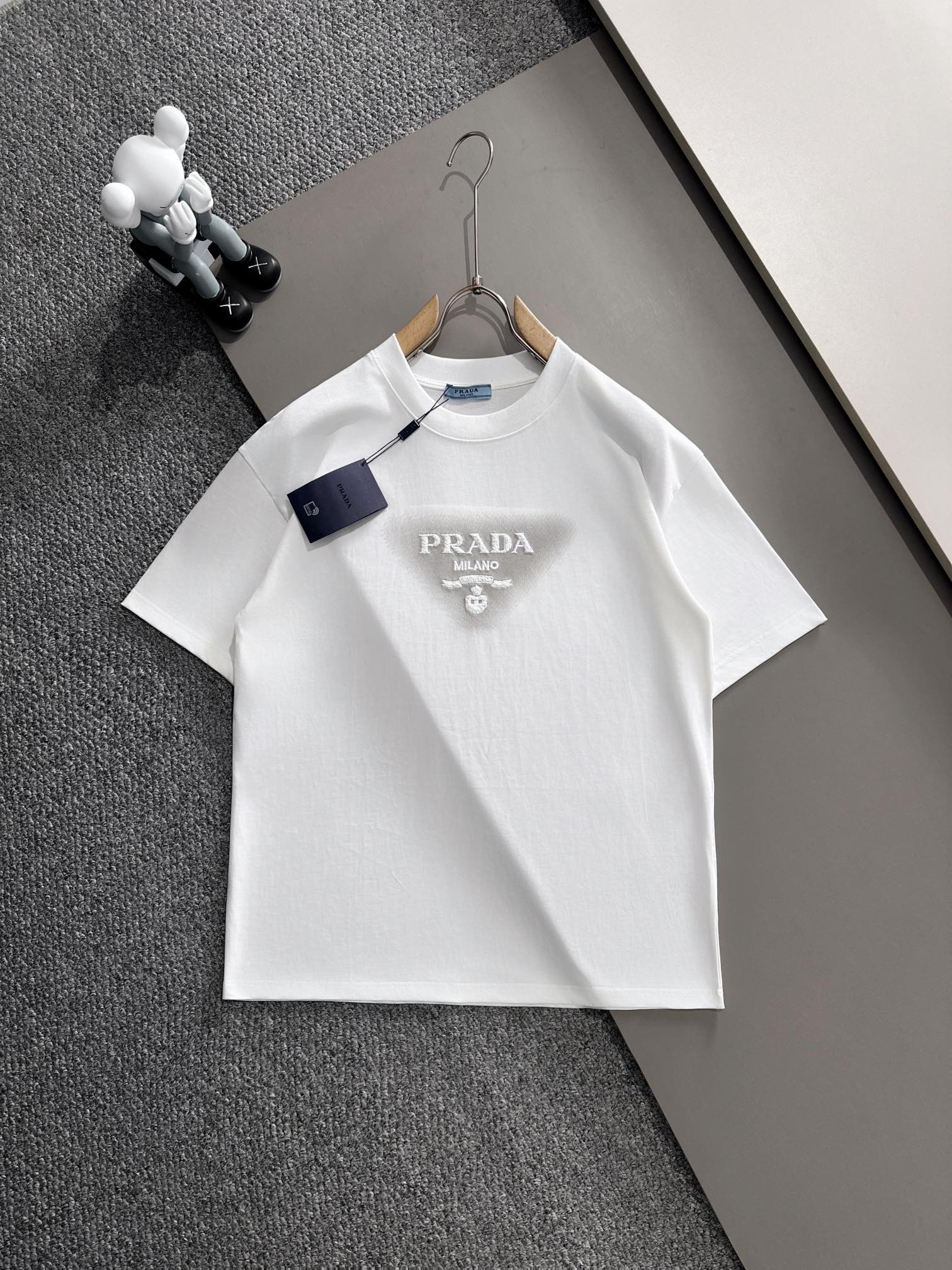プラダ 2025年春夏新作 ブラック/ホワイト 半袖 T138028