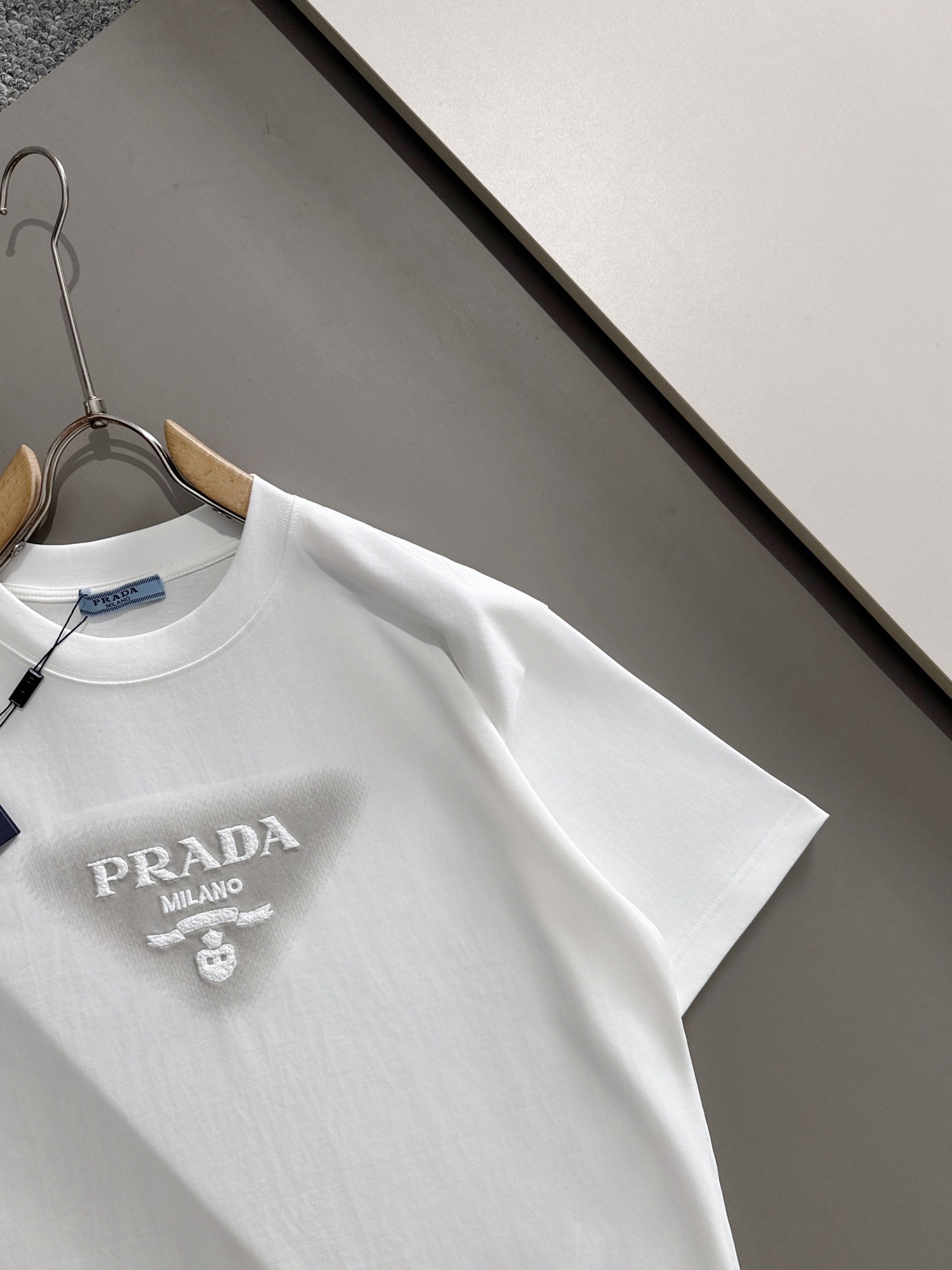 プラダ 2025年春夏新作 ブラック/ホワイト 半袖 T138028