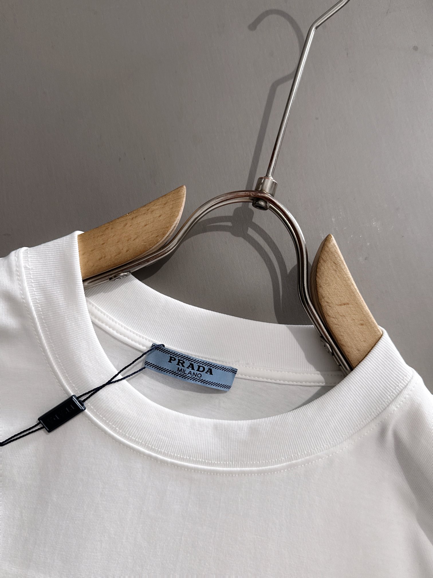 プラダ 2025年春夏新作 ブラック/ホワイト 半袖 T138028