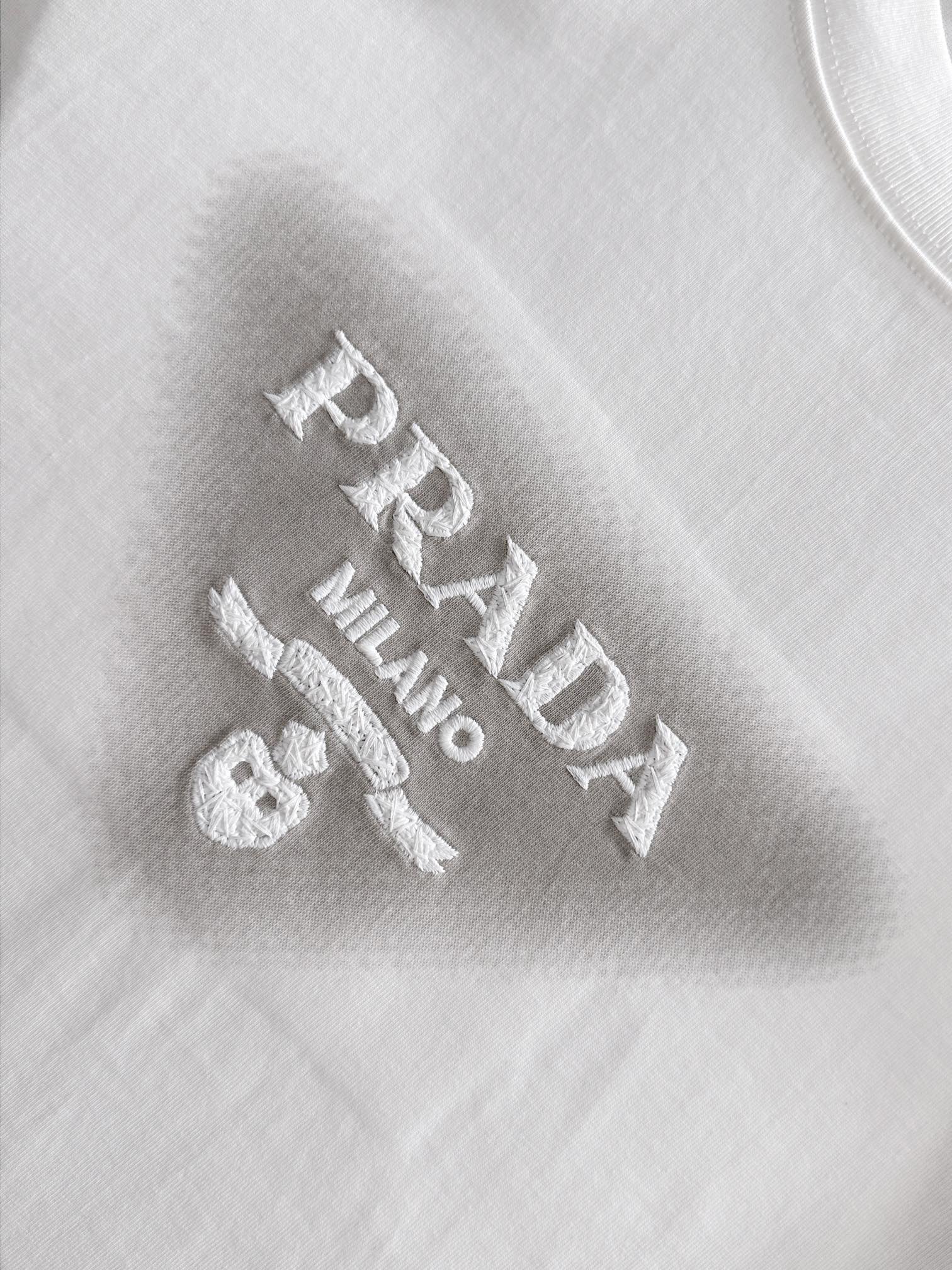 プラダ 2025年春夏新作 ブラック/ホワイト 半袖 T138028