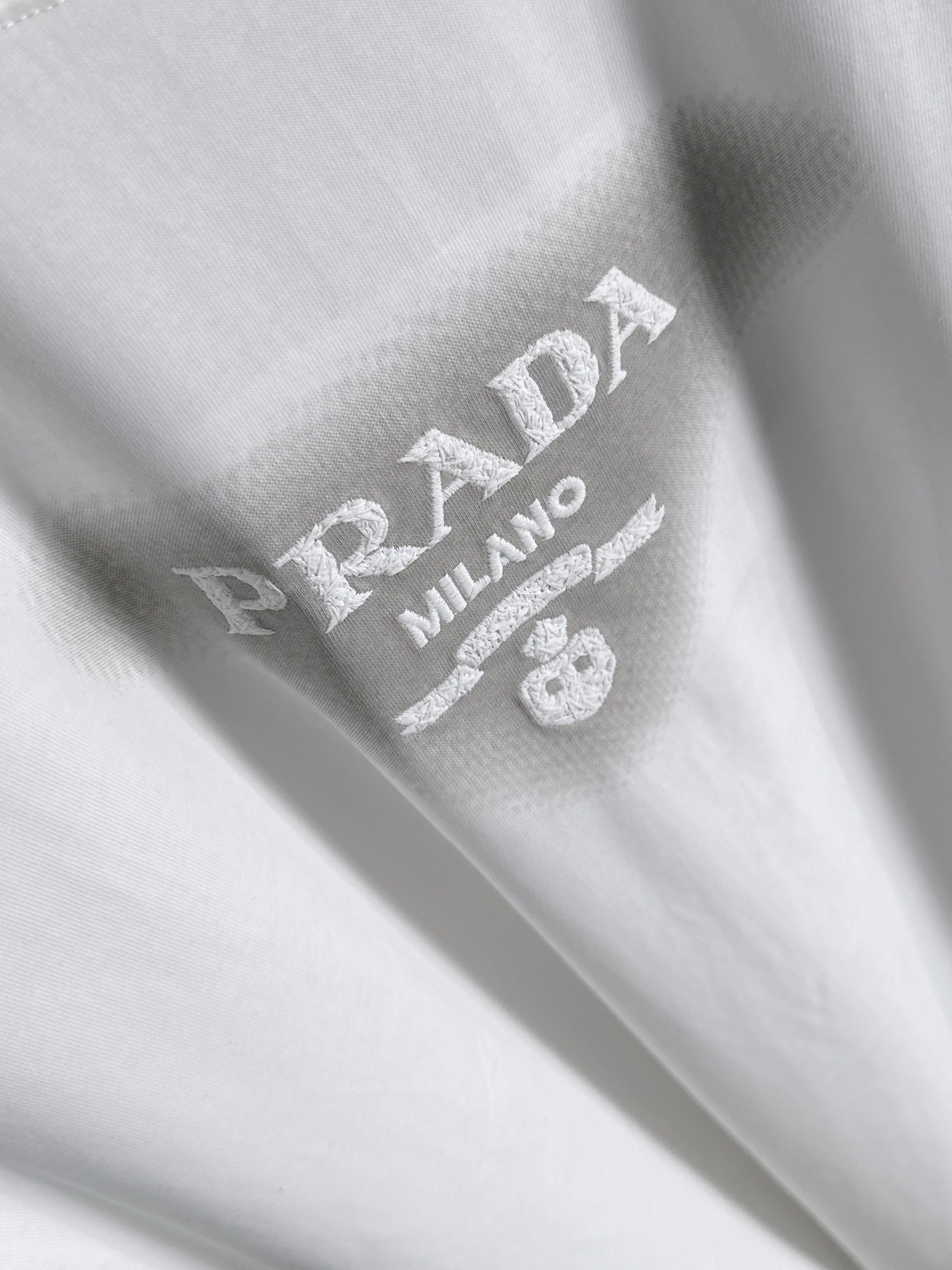 プラダ 2025年春夏新作 ブラック/ホワイト 半袖 T138028