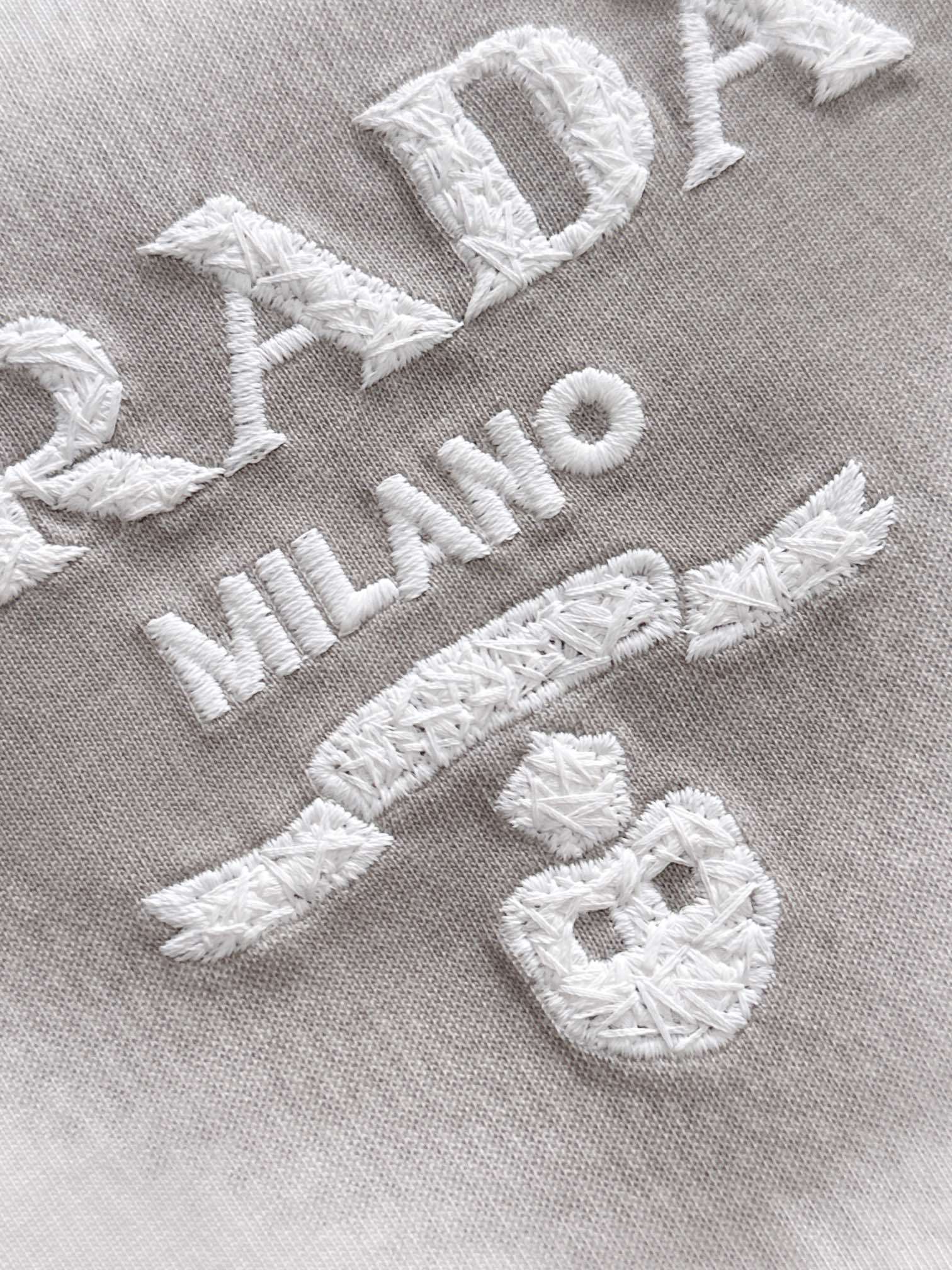 プラダ 2025年春夏新作 ブラック/ホワイト 半袖 T138028