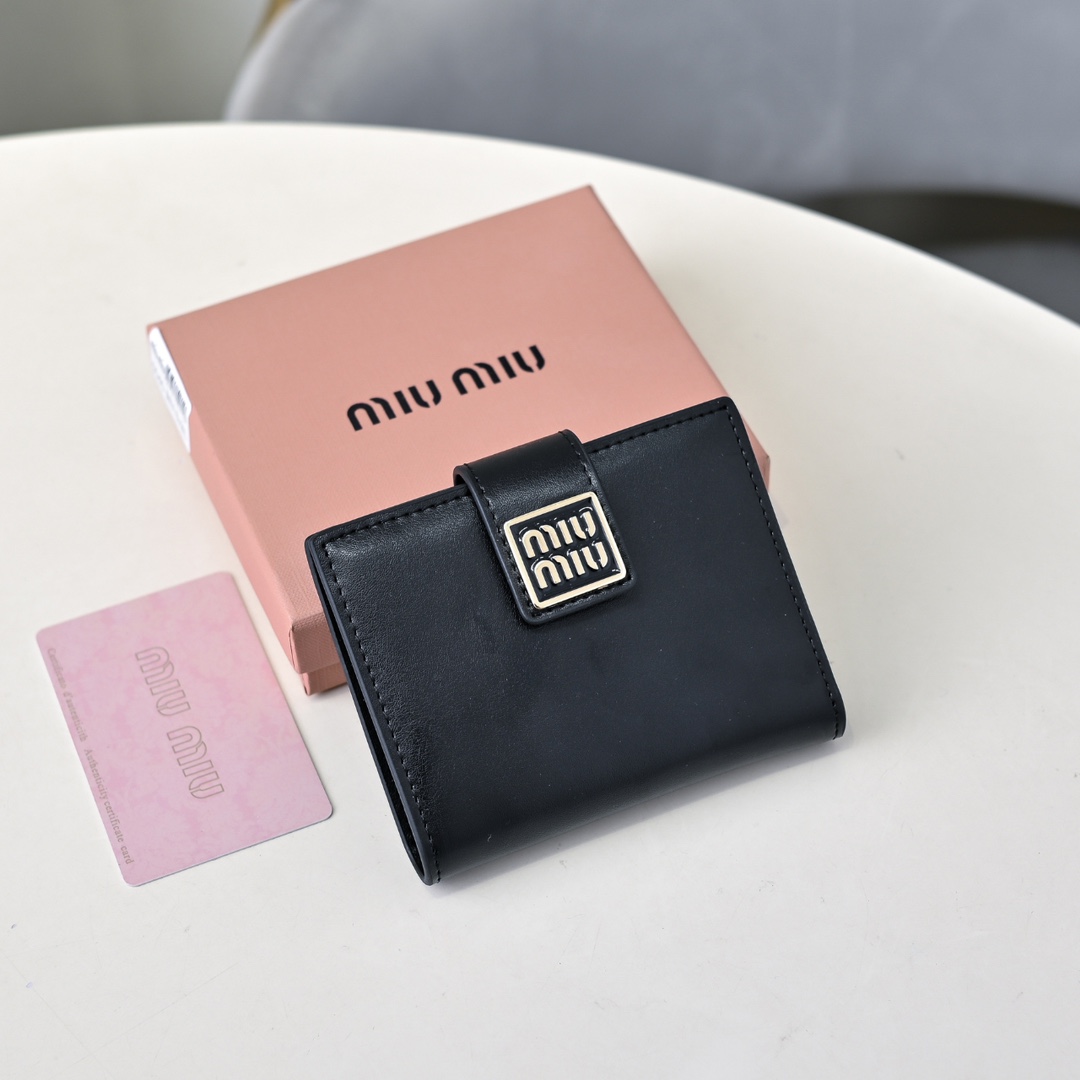 《新品》miumiu ダブルロゴ 二つ折り財布 カメオ モモ TWICE ミュウミュウ