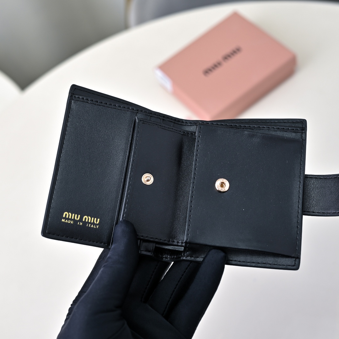 《新品》miumiu ダブルロゴ 二つ折り財布 カメオ モモ TWICE ミュウミュウ