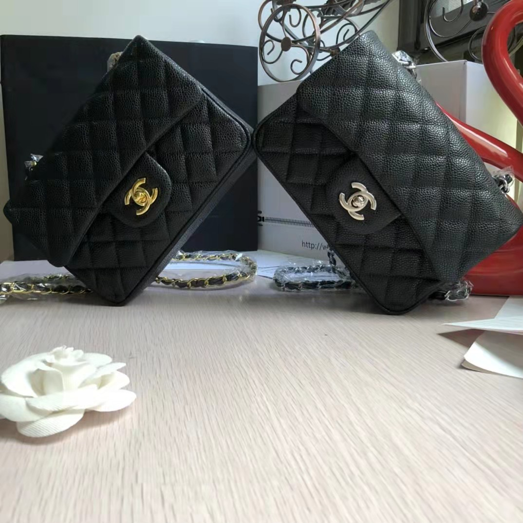 CHANEL シャネル 1116キャビア牛の皮です 銀鎖です