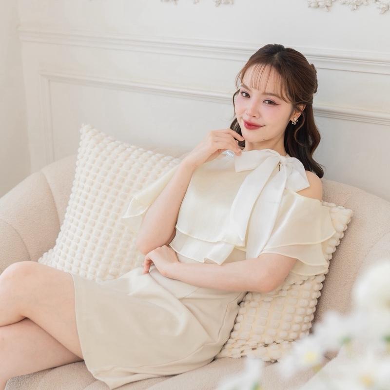 【Karlyn】FZ-CC-H76# เดรสงานแต่ง เดรสผ้าสูท(ผ้าไม่ยืด) แต่งระบายผ้าแก้วมันวาว ดีเทลมุกผูกโบว์ สวยหรู ใส่ได้หลายโอกาส