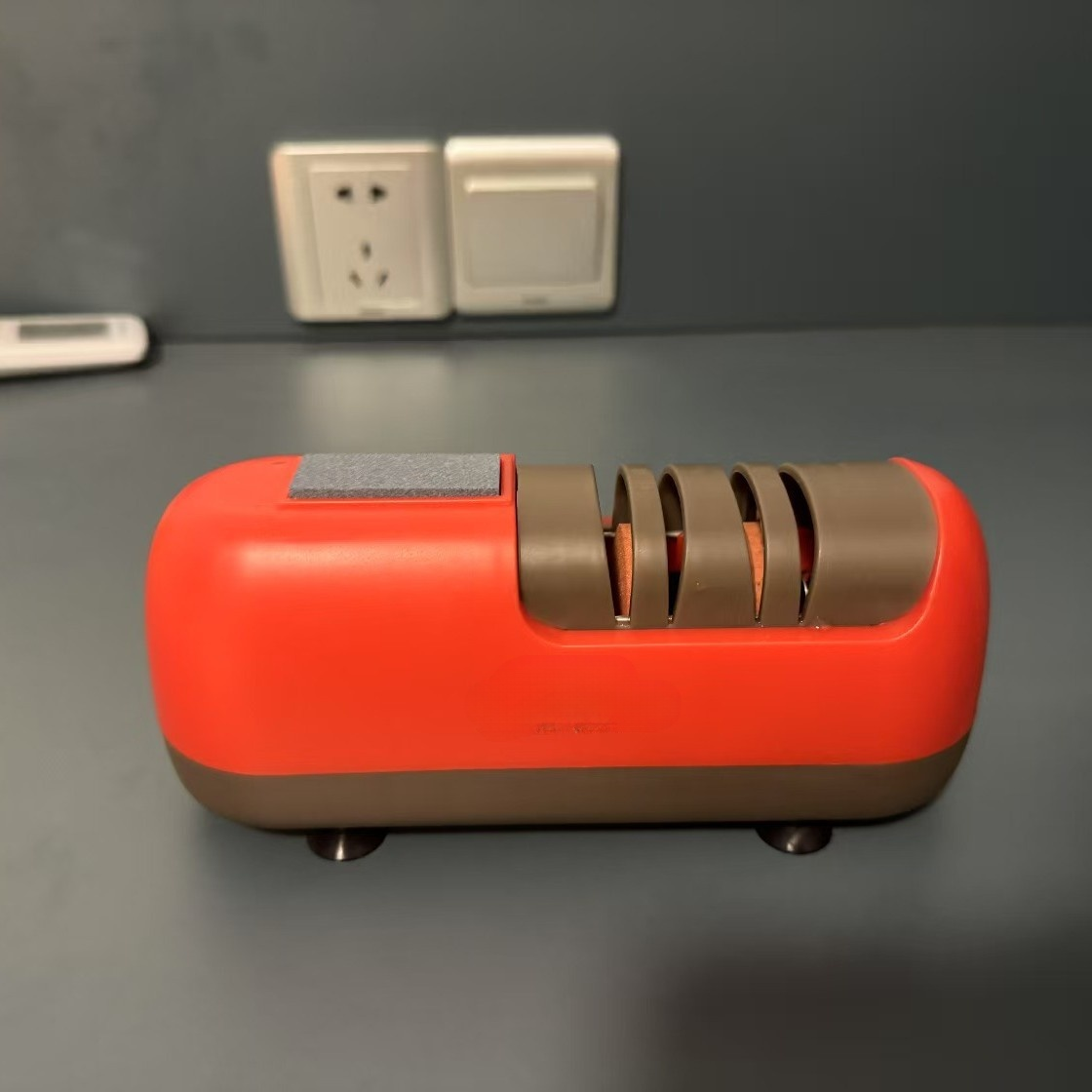 Fully automatic household electric knife sharpener