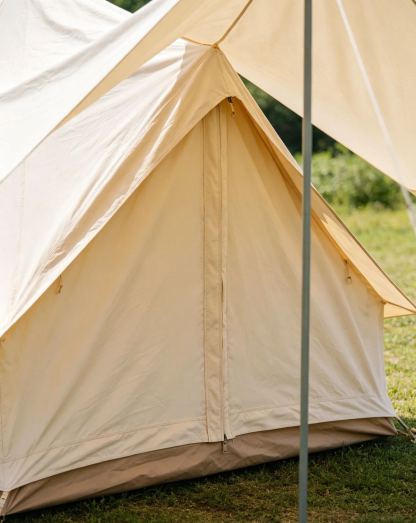 "Heavy rain doesn't penetrate, bird droppings don't stick"—one spray and your tent lasts 10 more yea