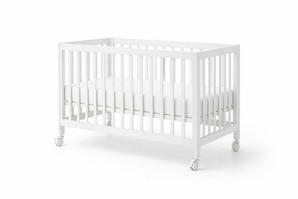 White Wood Baby Crib with Wheels 135x70x85 cm