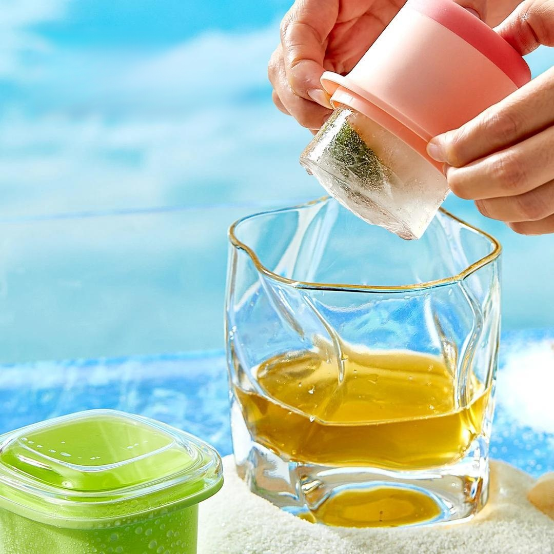 Single-compartment ice cube mold