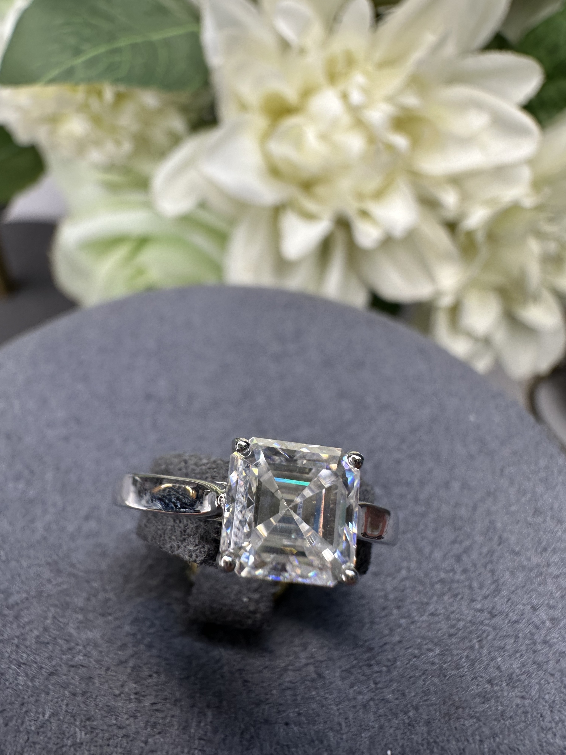 MOS 2CT ASHER CUT 4CLAW SILVER RING(MOS20)MOSHG
