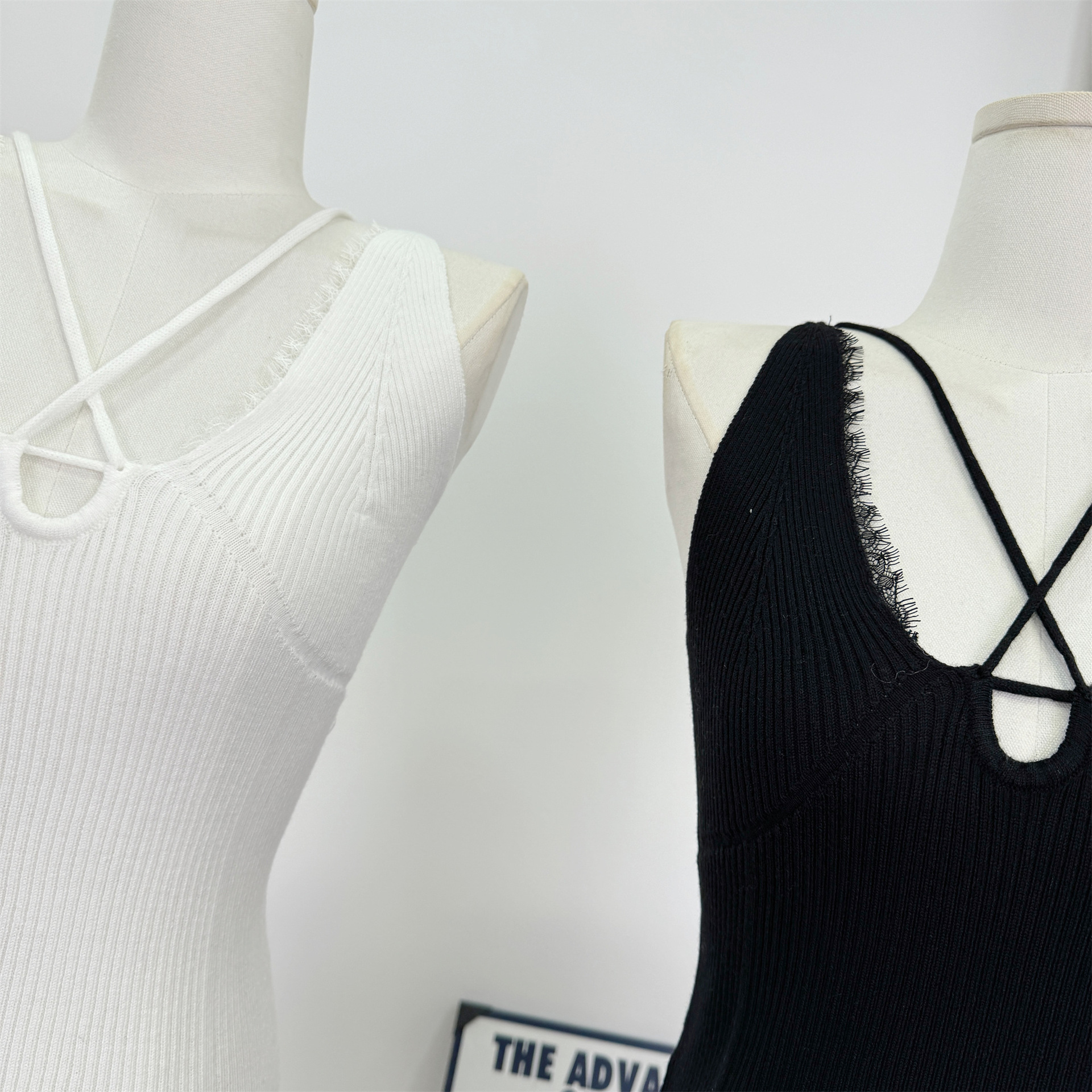 C21 Sultry figure, black and white two-tone textured V-neck slimming versatile cross halter neck camisole for women