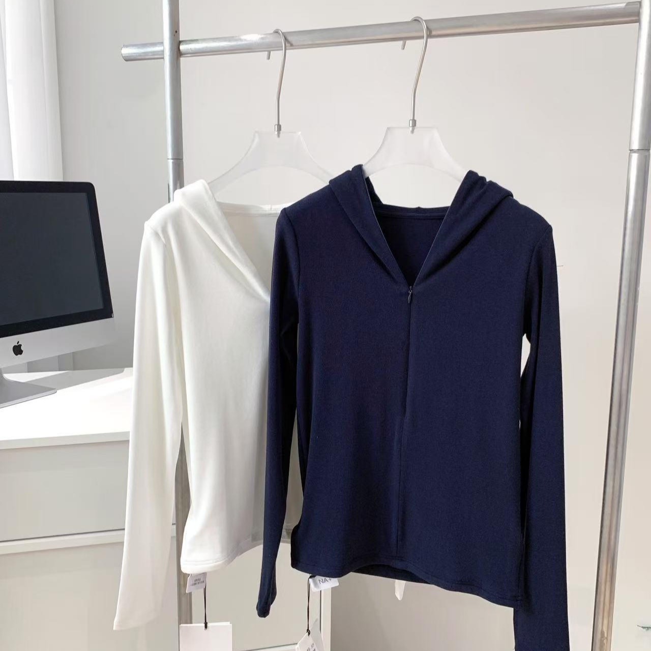 Classic re-release in new colors: Casual hooded sweatshirt with half-zip, stretchy slim-fit top